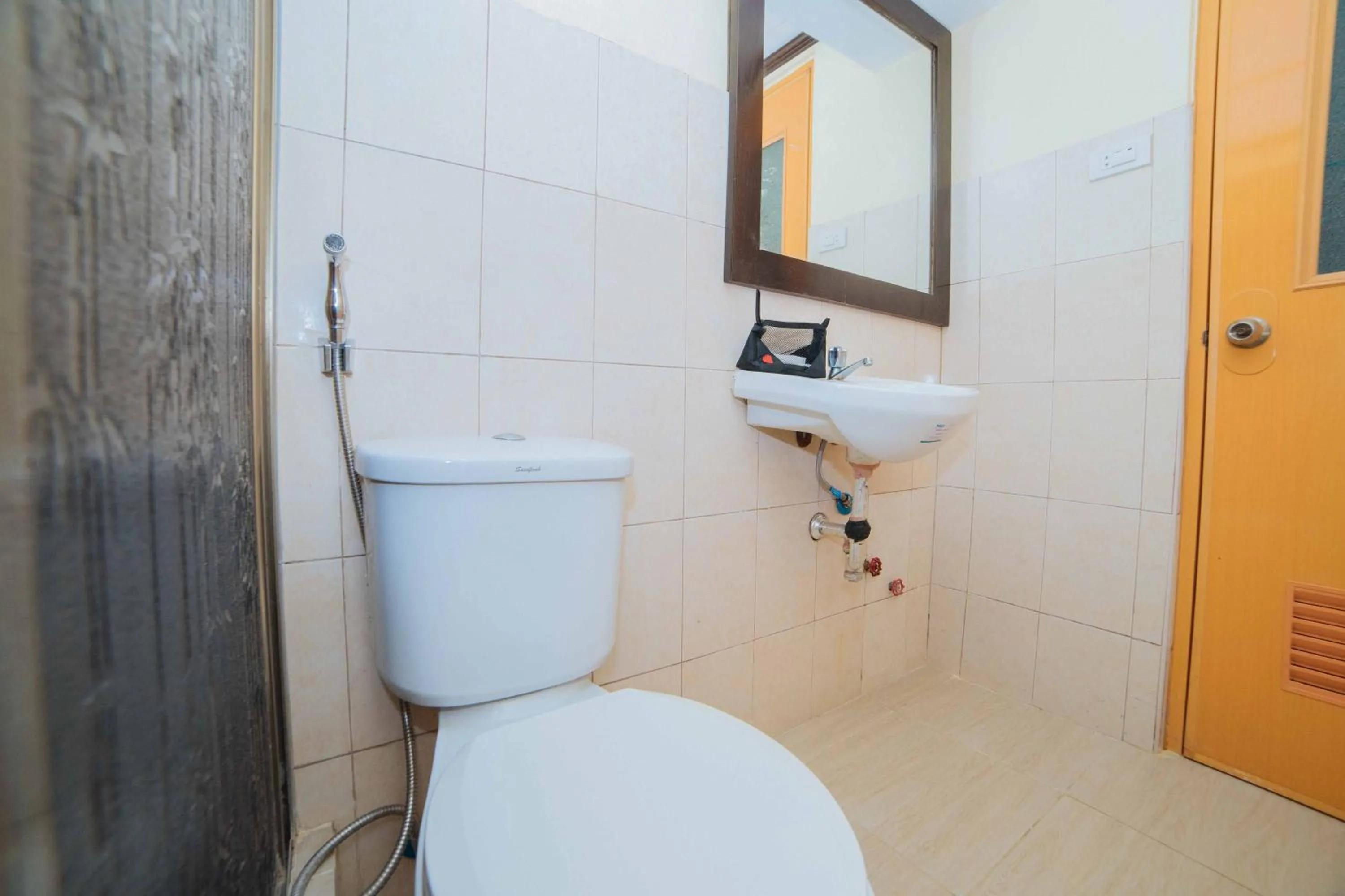 Shower in RedDoorz at Tagaytay Road