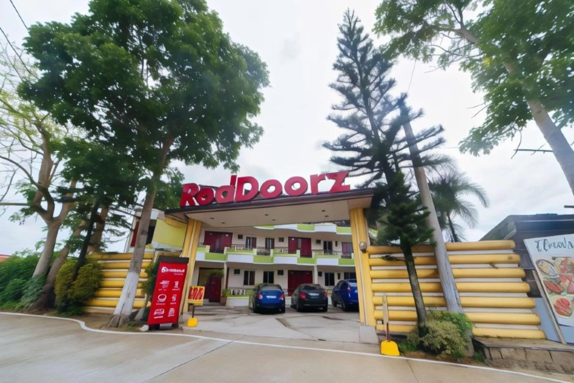 Facade/entrance in RedDoorz at Tagaytay Road
