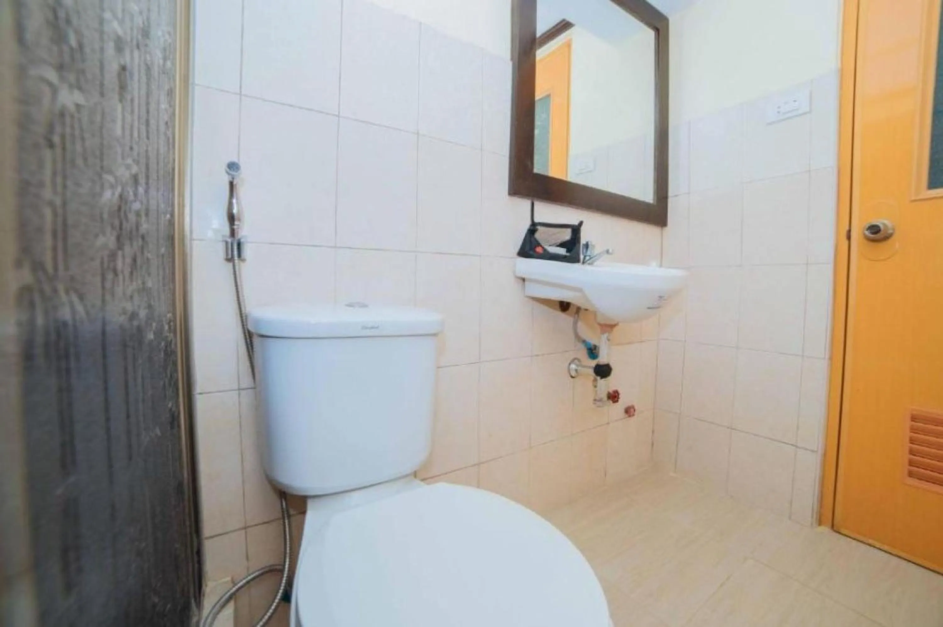 Shower in RedDoorz at Tagaytay Road