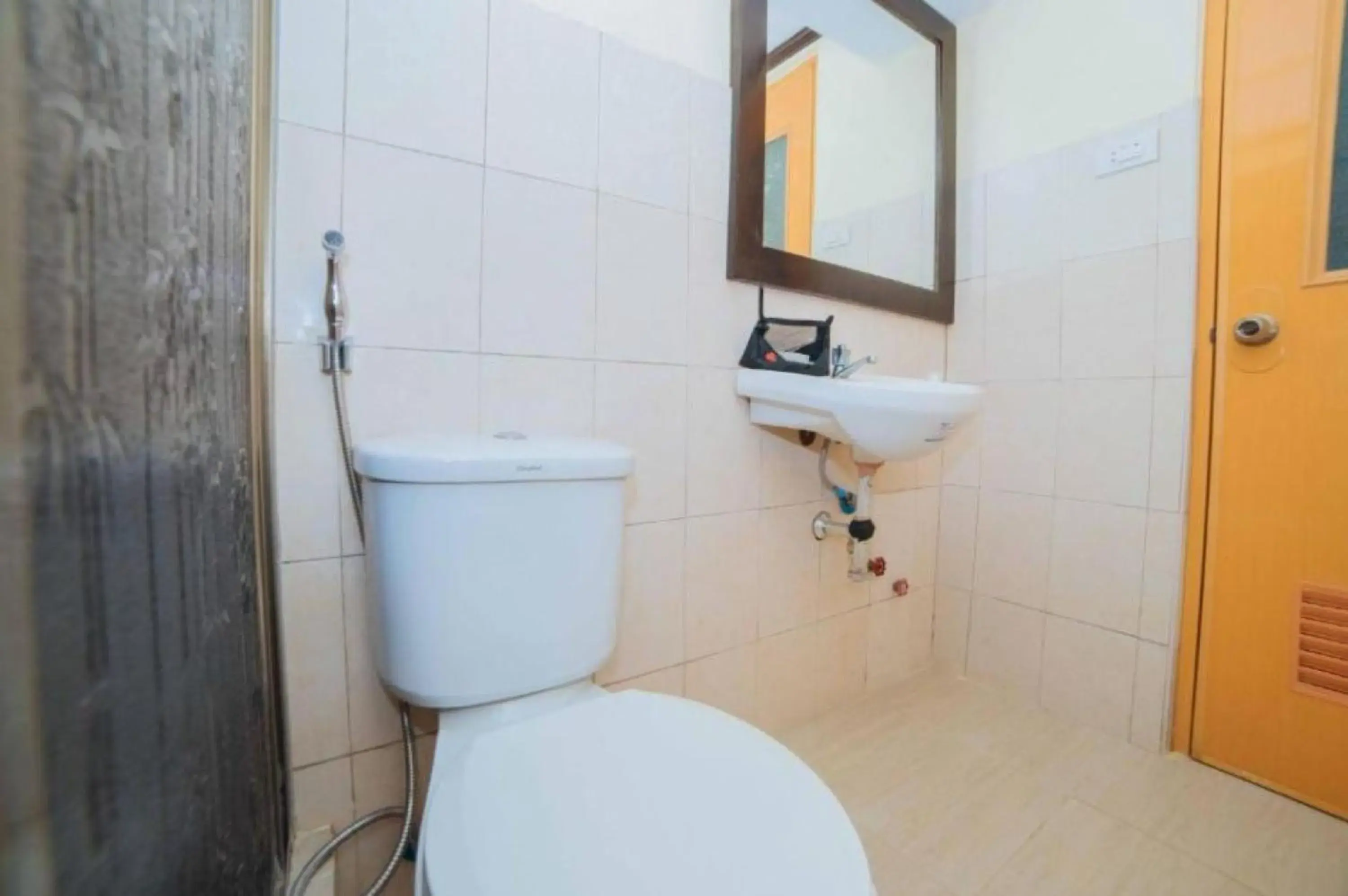 Shower in RedDoorz at Tagaytay Road Shower in RedDoorz at Tagaytay Road