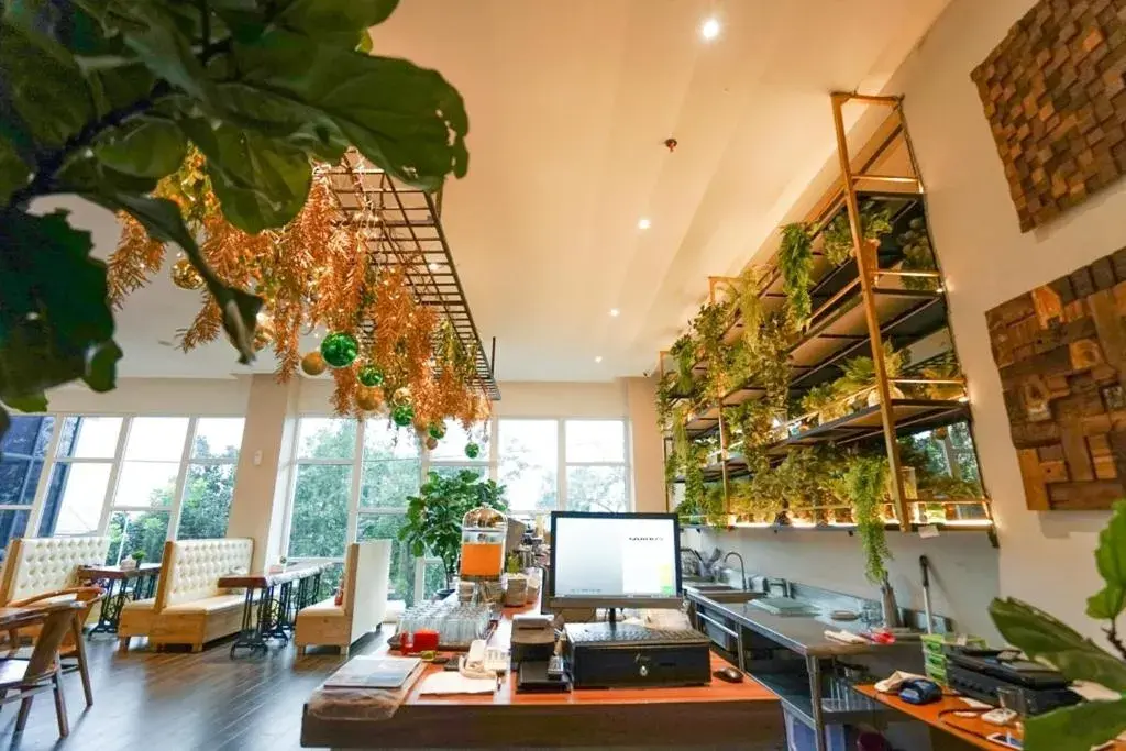 Restaurant/places to eat in Deli Hotel Restaurant/places to eat in Deli Hotel