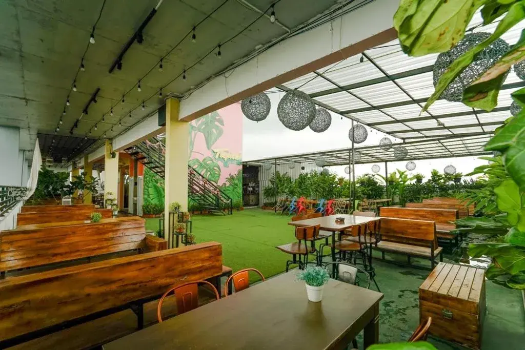 Restaurant/places to eat in Deli Hotel Restaurant/places to eat in Deli Hotel