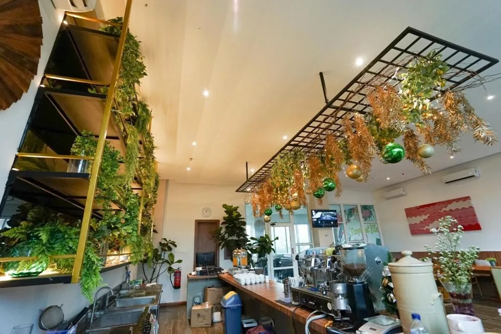 Restaurant/places to eat in Deli Hotel