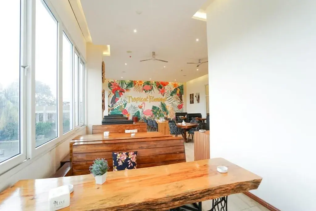 Restaurant/places to eat in Deli Hotel Restaurant/places to eat in Deli Hotel