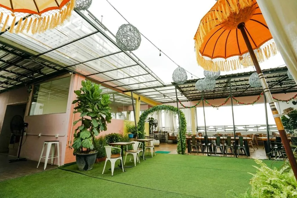 Restaurant/places to eat in Deli Hotel