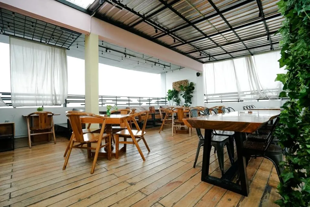 Restaurant/places to eat in Deli Hotel