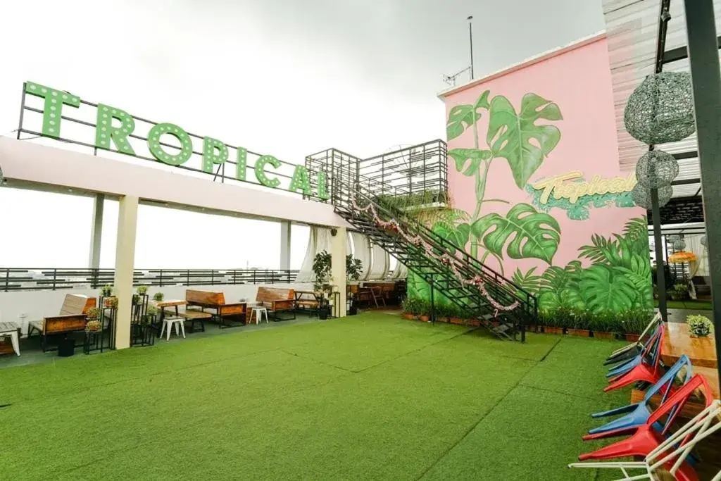 Restaurant/places to eat in Deli Hotel Restaurant/places to eat in Deli Hotel