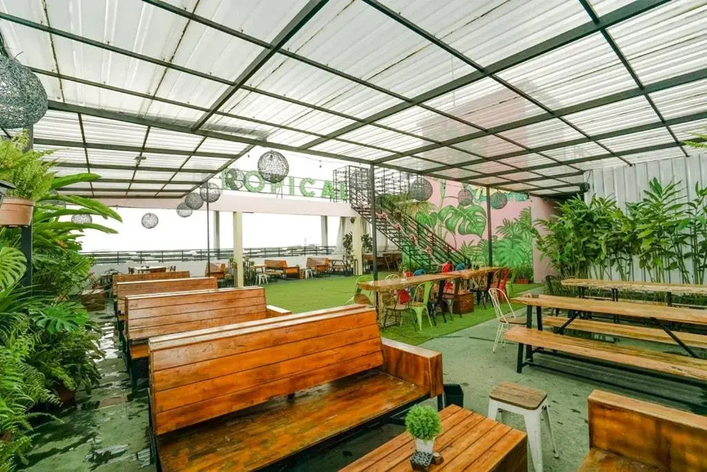 Restaurant/places to eat in Deli Hotel Restaurant/places to eat in Deli Hotel