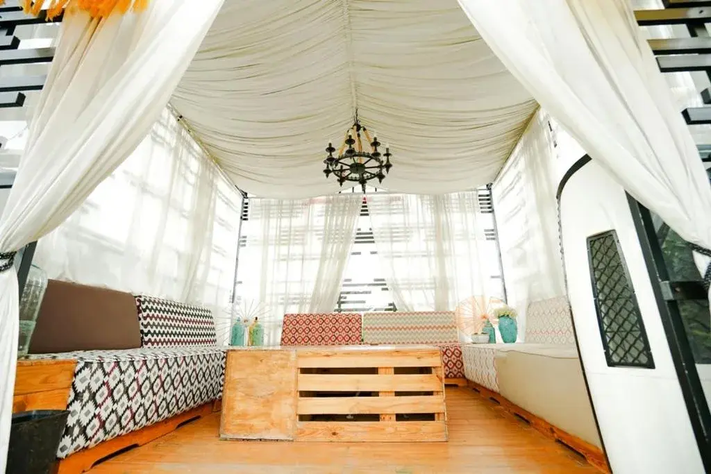 Restaurant/places to eat in Deli Hotel Restaurant/places to eat in Deli Hotel