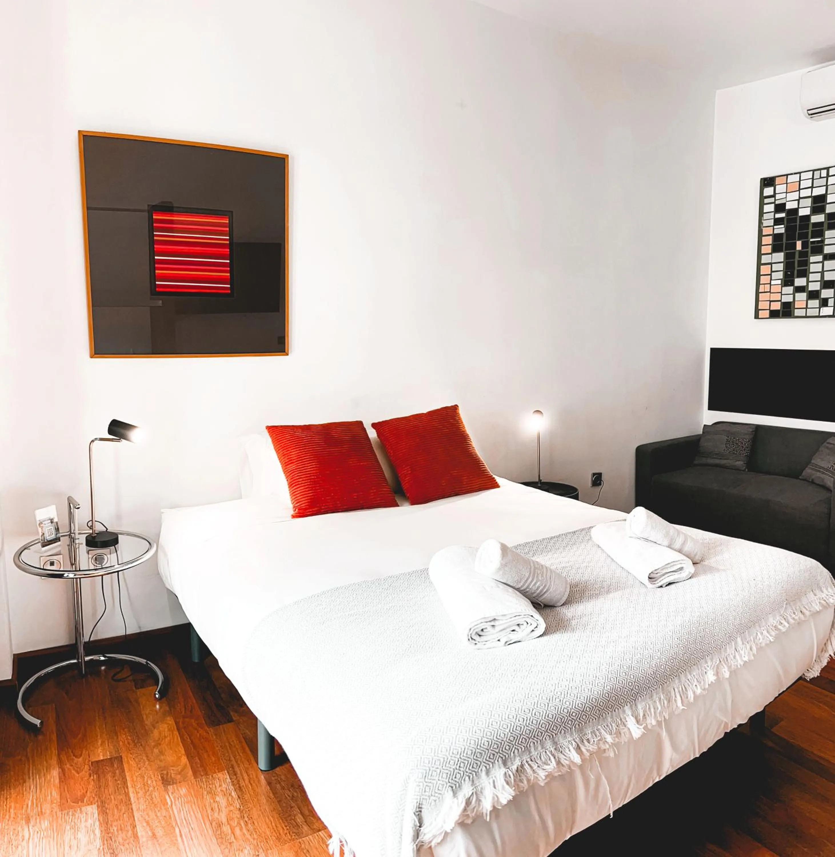 Bedroom, Bed in Happy Apartments Valencia