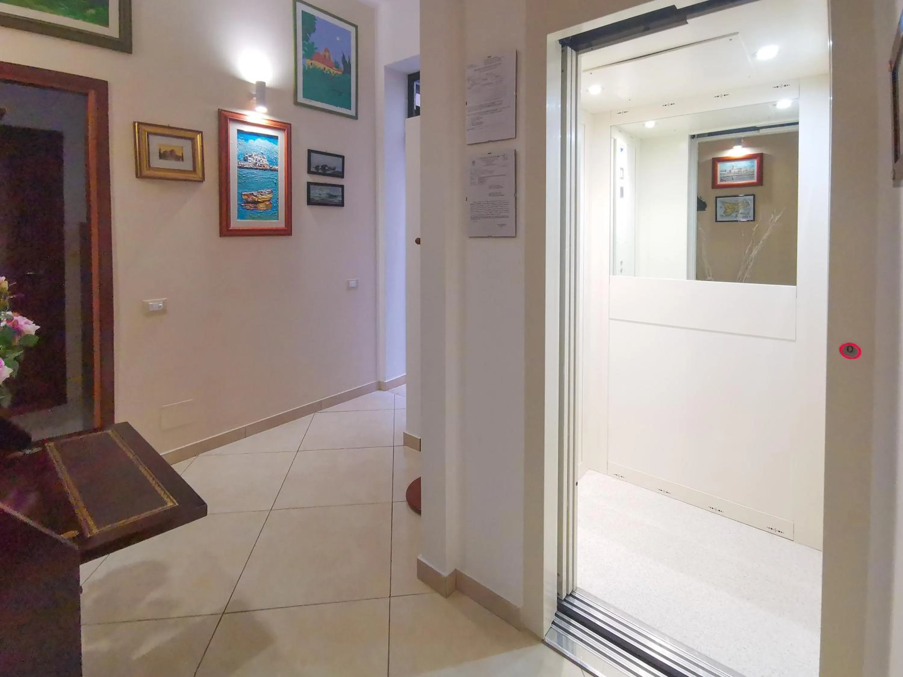 elevator in B&B Una Terrazza sul Golfo di Sferracavallo