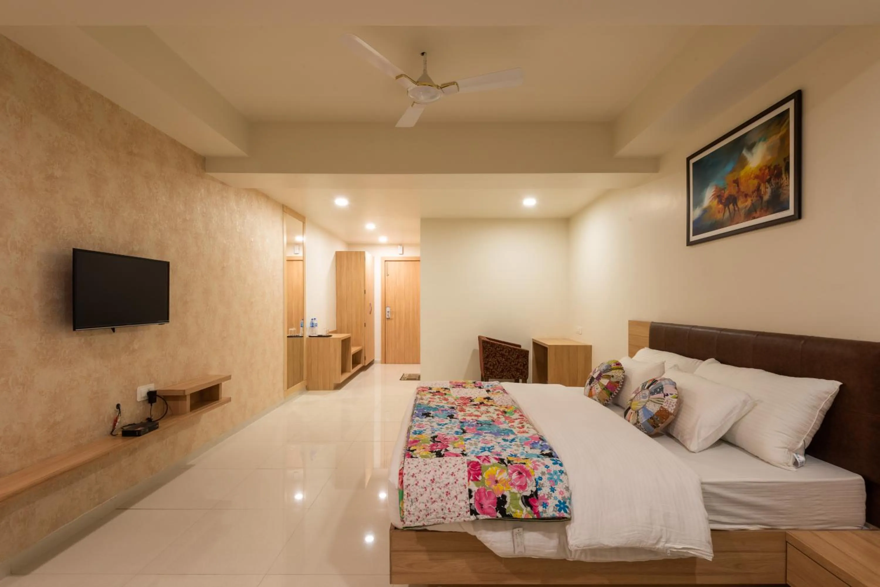 TV and multimedia, Bed in Hotel Drishti,Bhopal