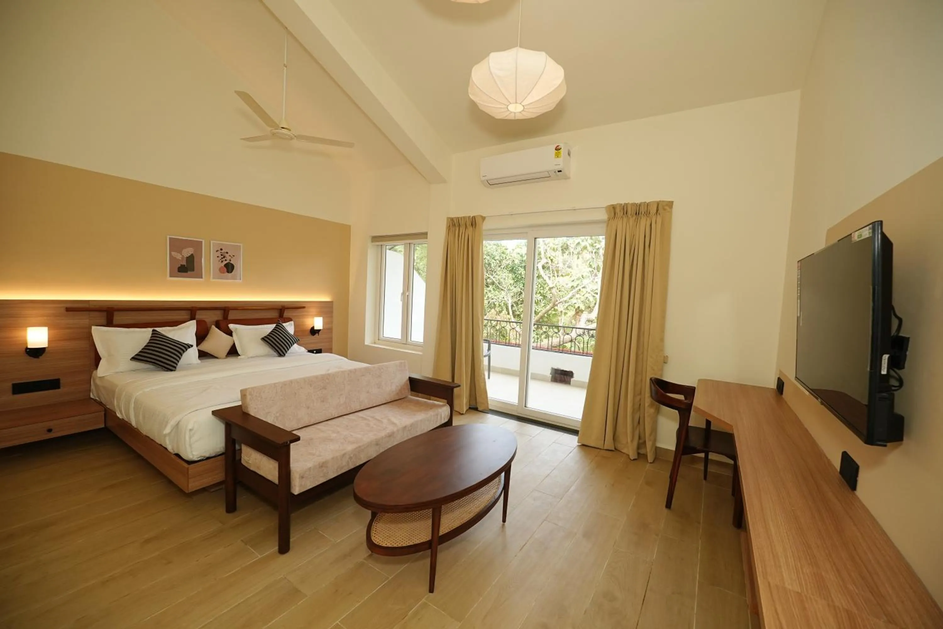 Communal lounge/ TV room, Bed in Anjuna Beach Resort
