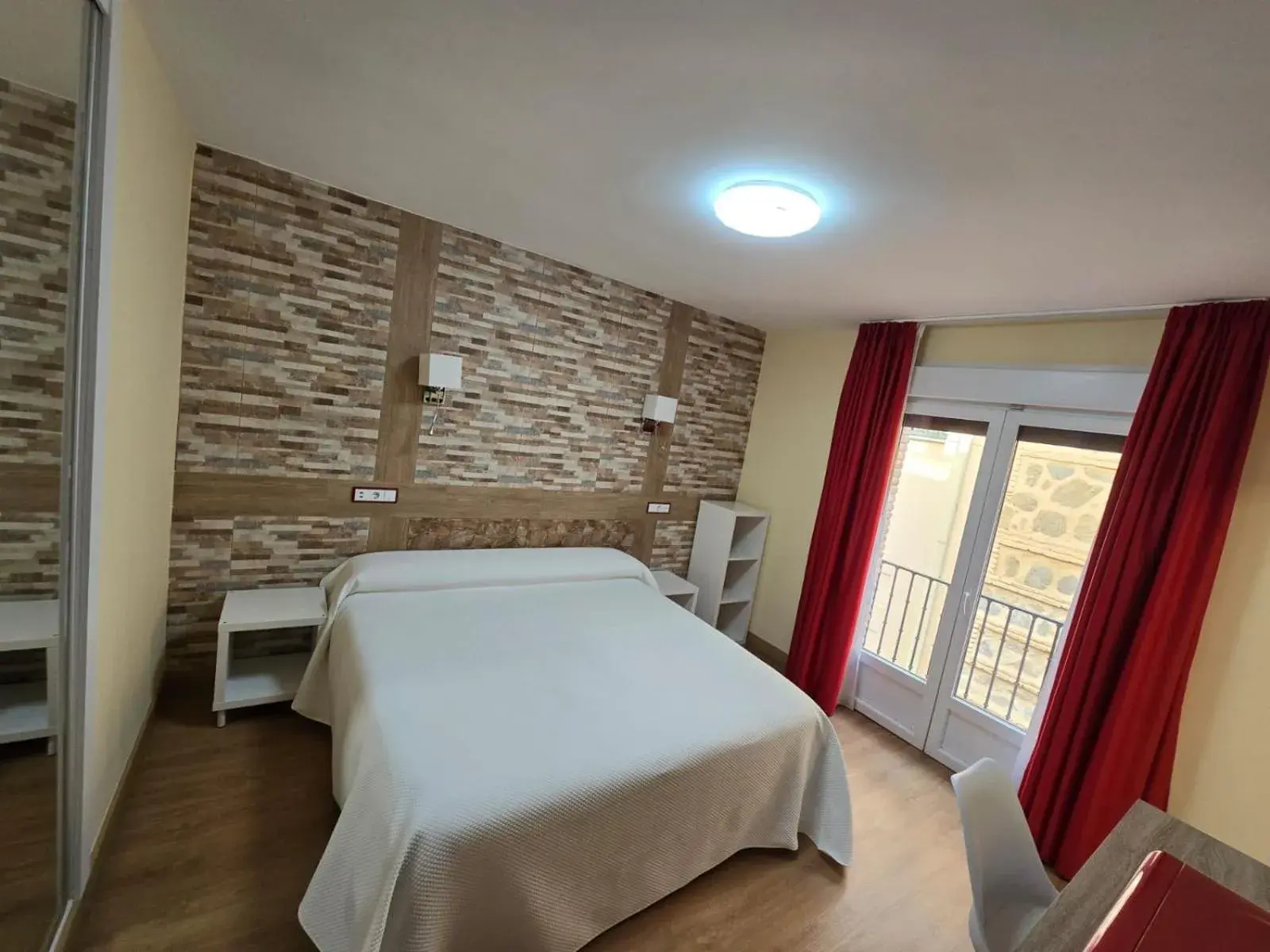 Deluxe King Room in Gavilanes 2 TOLEDO Deluxe King Room in Gavilanes 2 TOLEDO