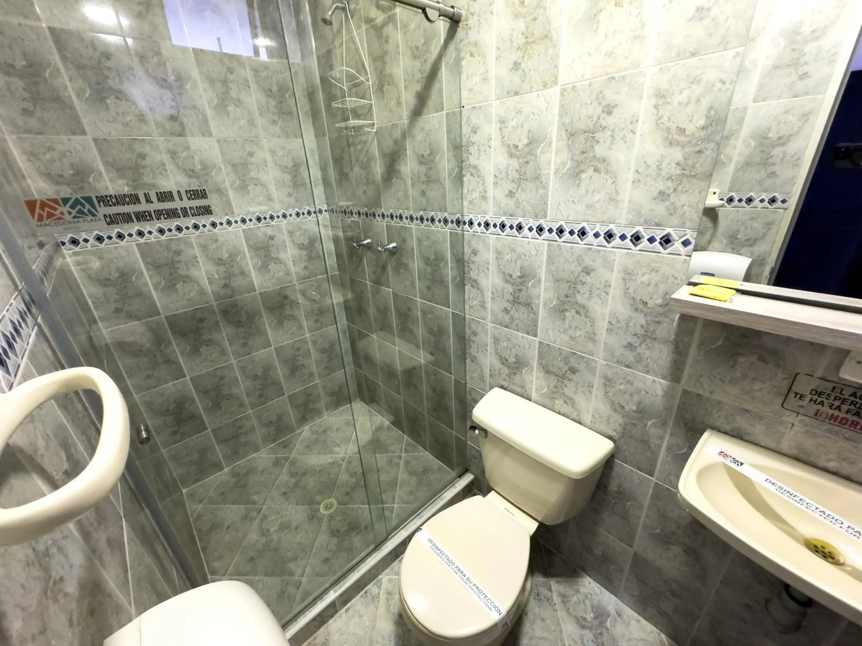 Shower in Hotel Macedonia Plaza Medellin