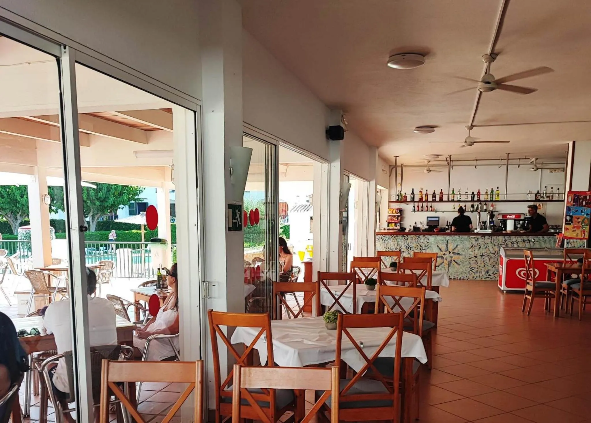 Restaurant/places to eat in Apartamentos Vista Blanes