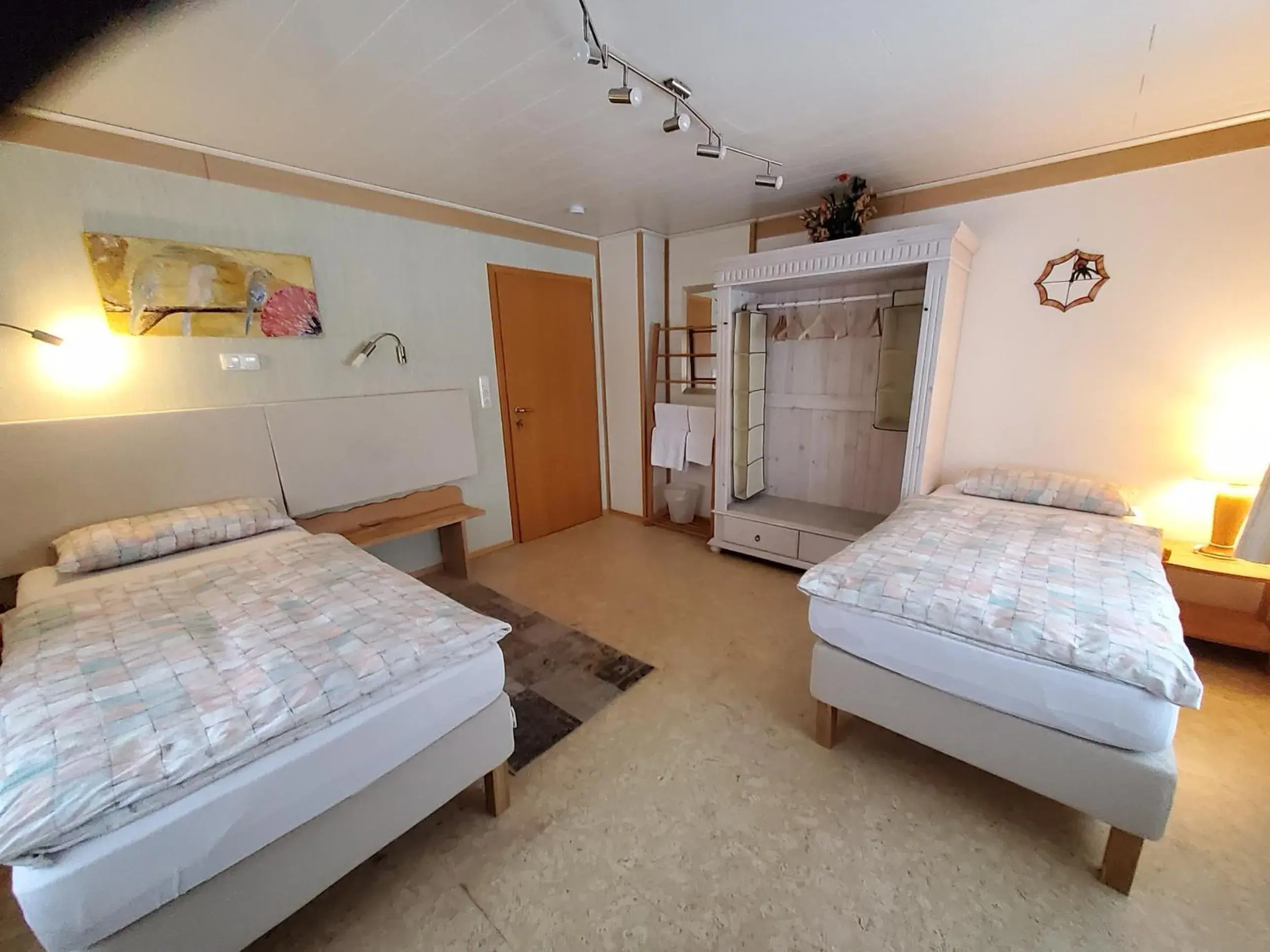 Large Twin Room - single occupancy in B & B Gästehaus Schmidt Large Twin Room - single occupancy in B & B Gästehaus Schmidt