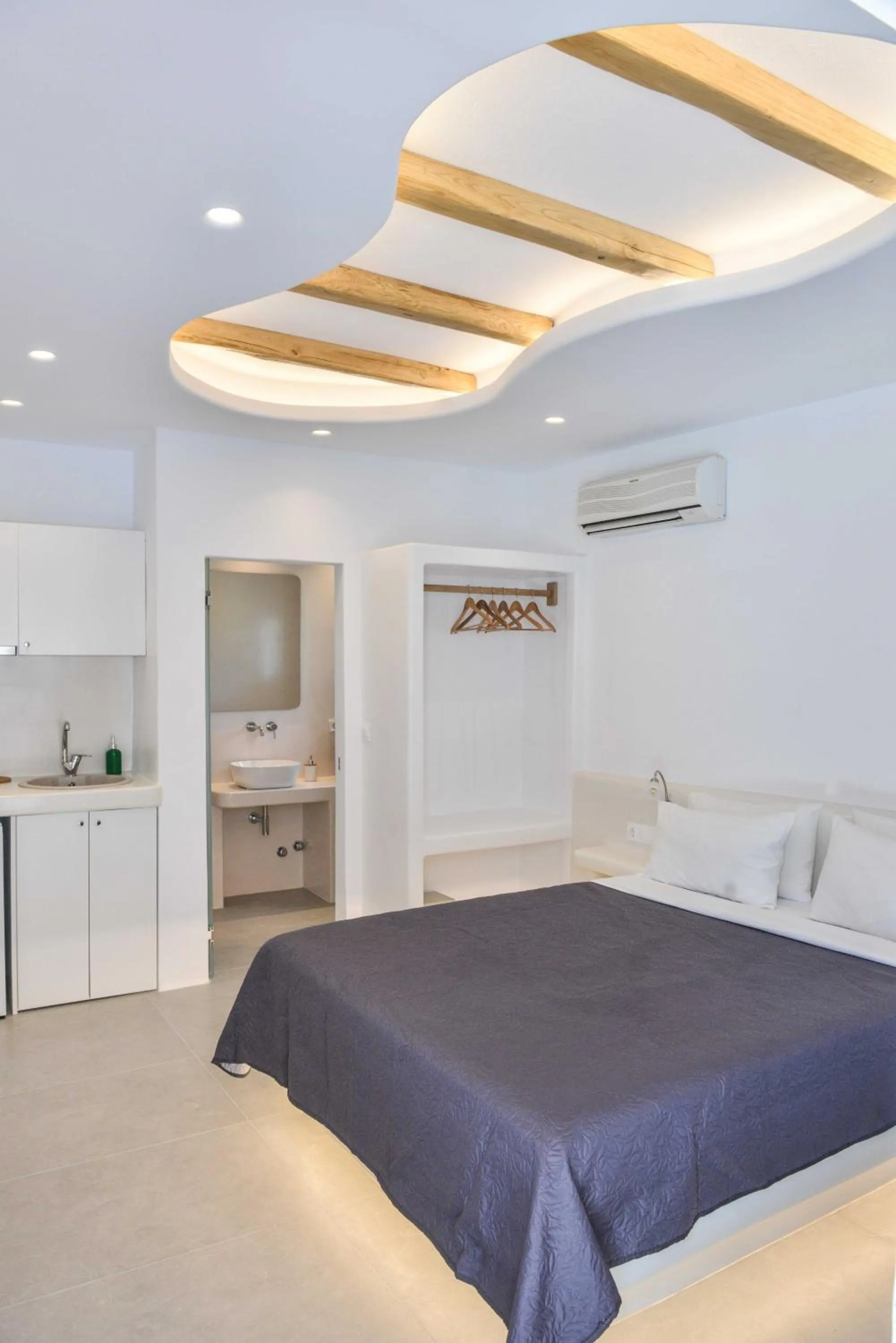 Photo of the whole room, Bed in Dedalos Studios Naxos