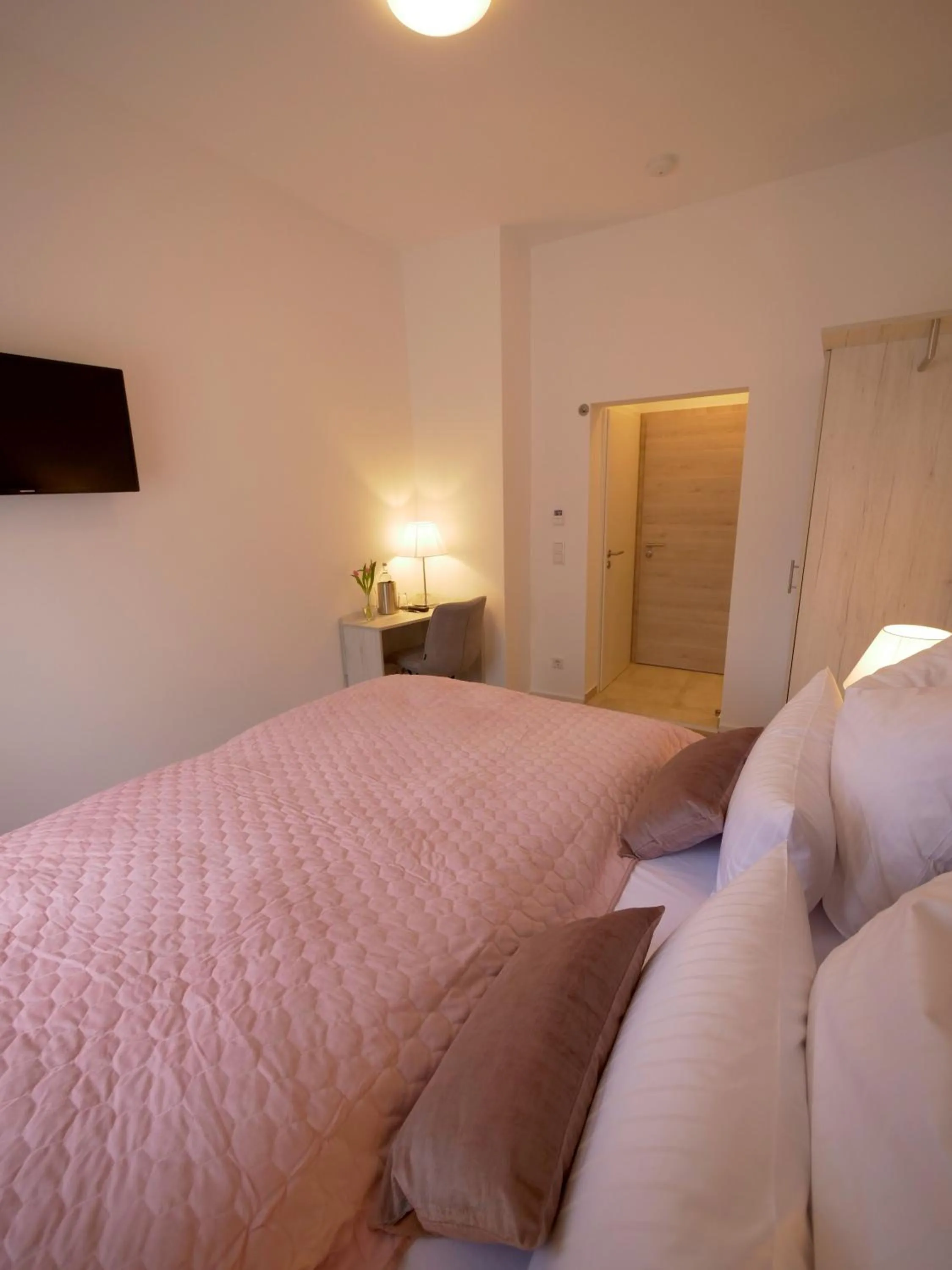 Photo of the whole room, Bed in Oberwaldhaus