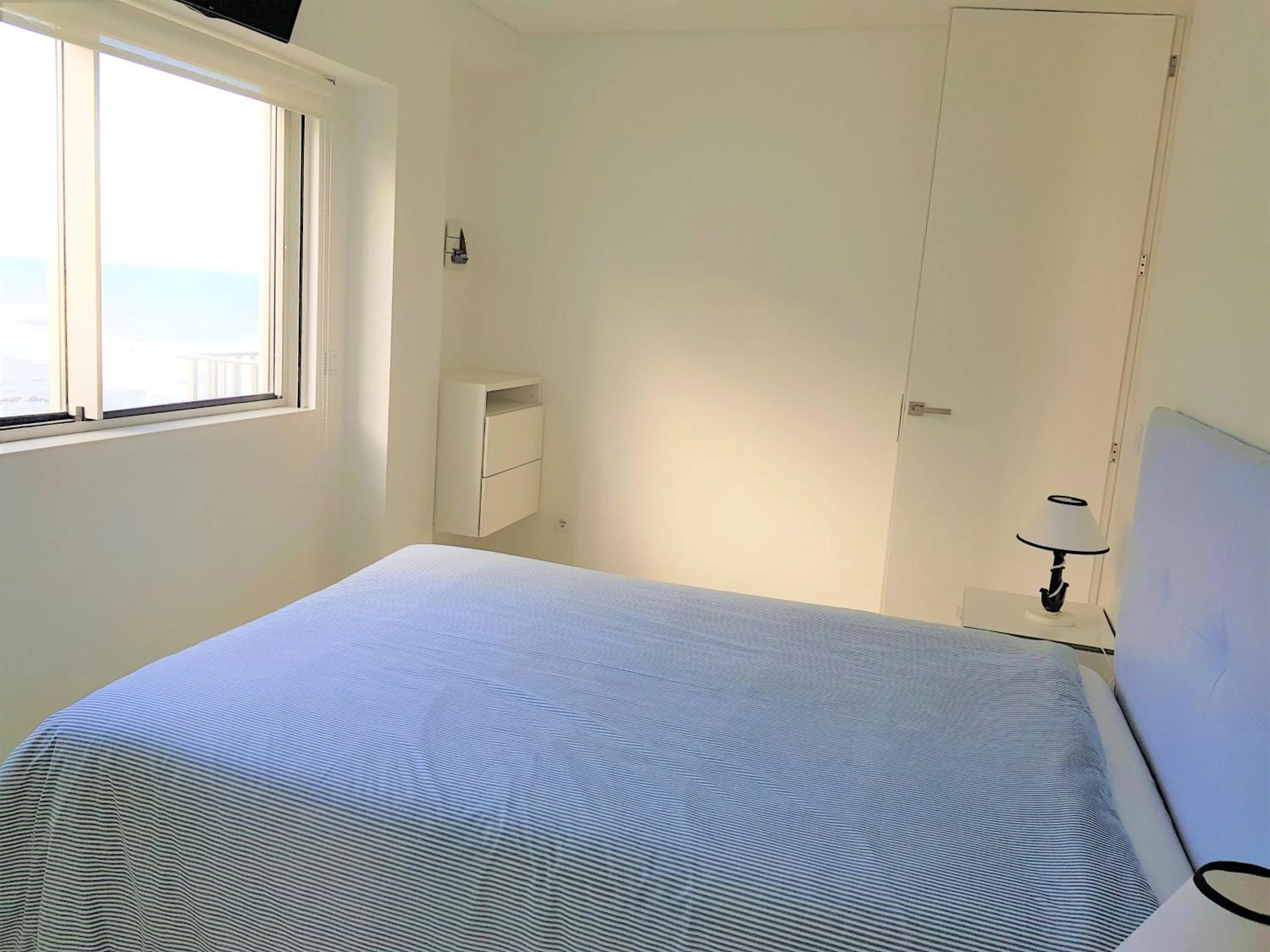 Bedroom, Bed in Blue Sea Apartment