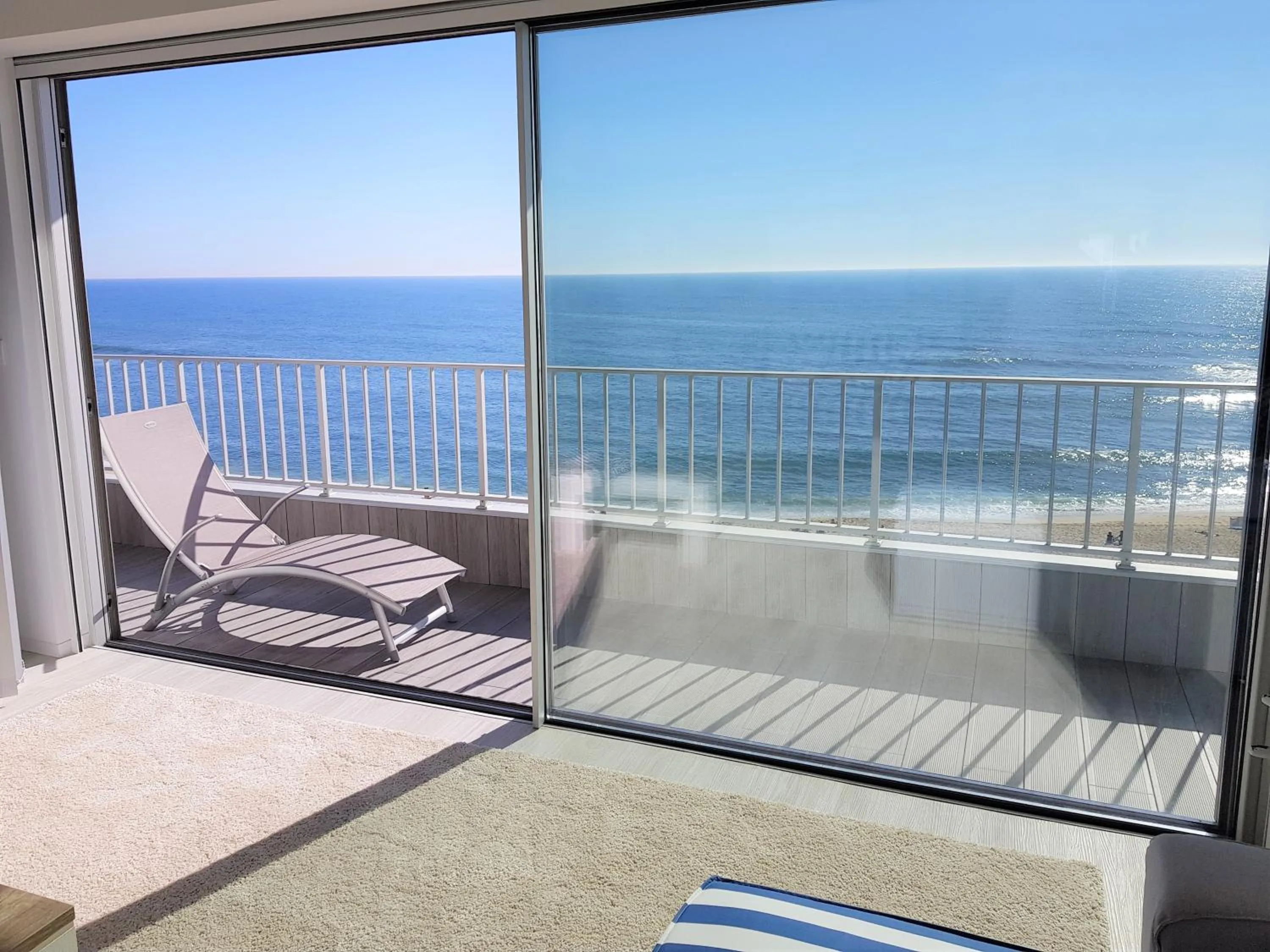 Communal lounge/ TV room in Blue Sea Apartment