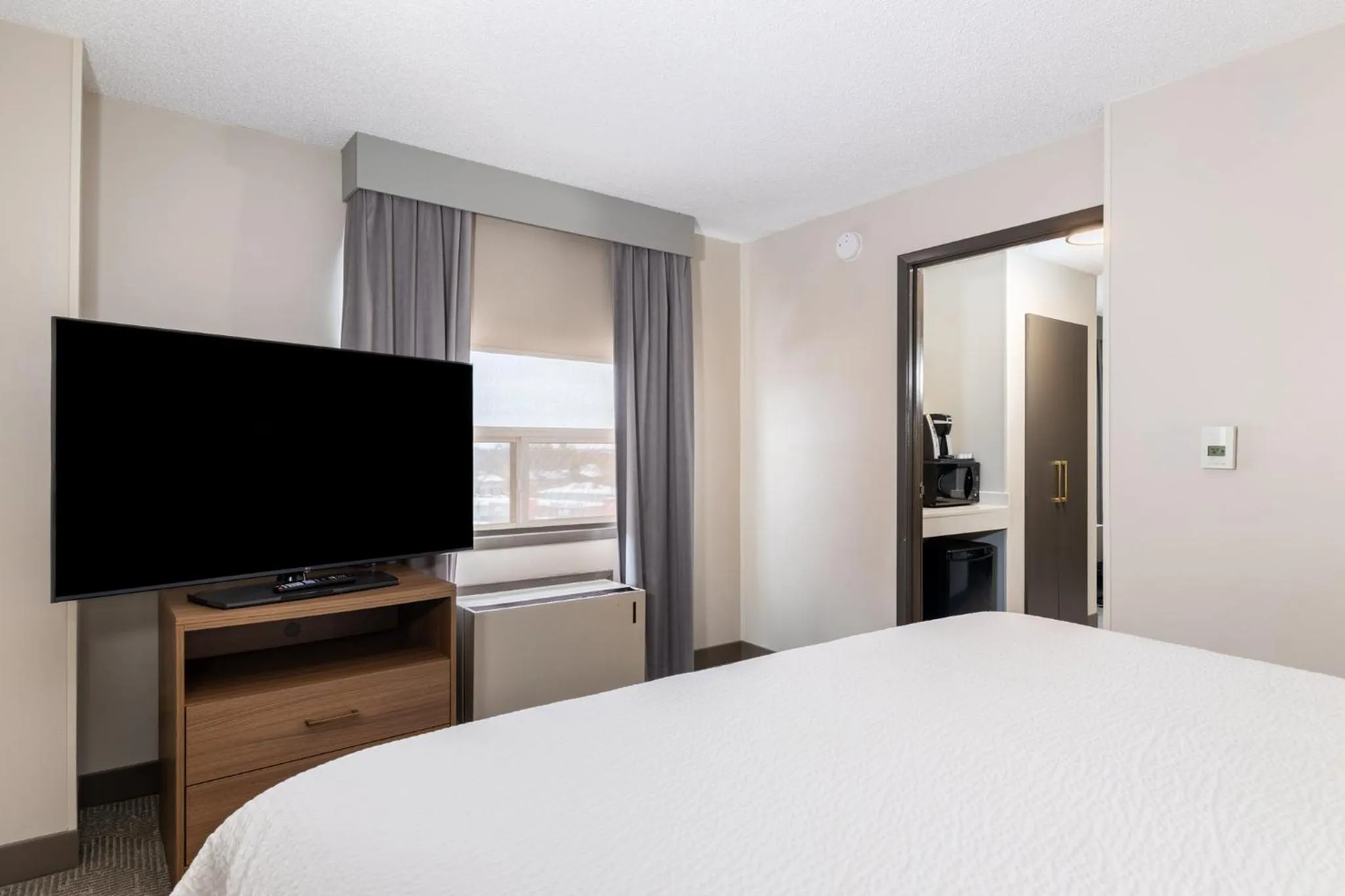 Photo of the whole room, Bed in Holiday Inn Hotel & Suites London by IHG