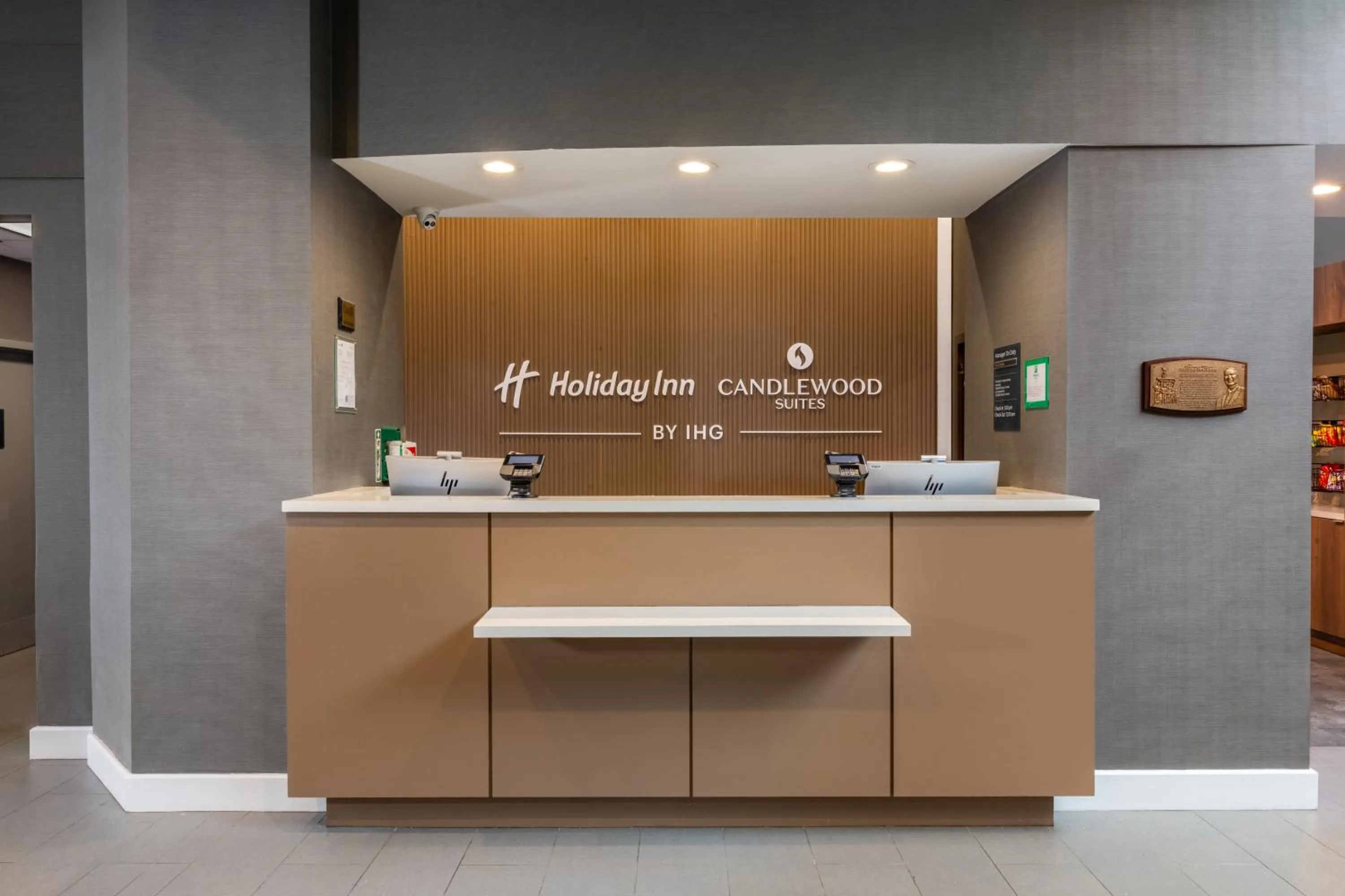 Lobby or reception in Holiday Inn Hotel & Suites London by IHG