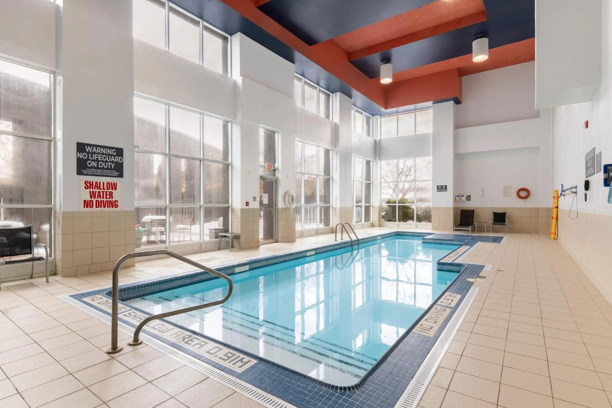 Swimming pool in Holiday Inn Hotel & Suites London by IHG