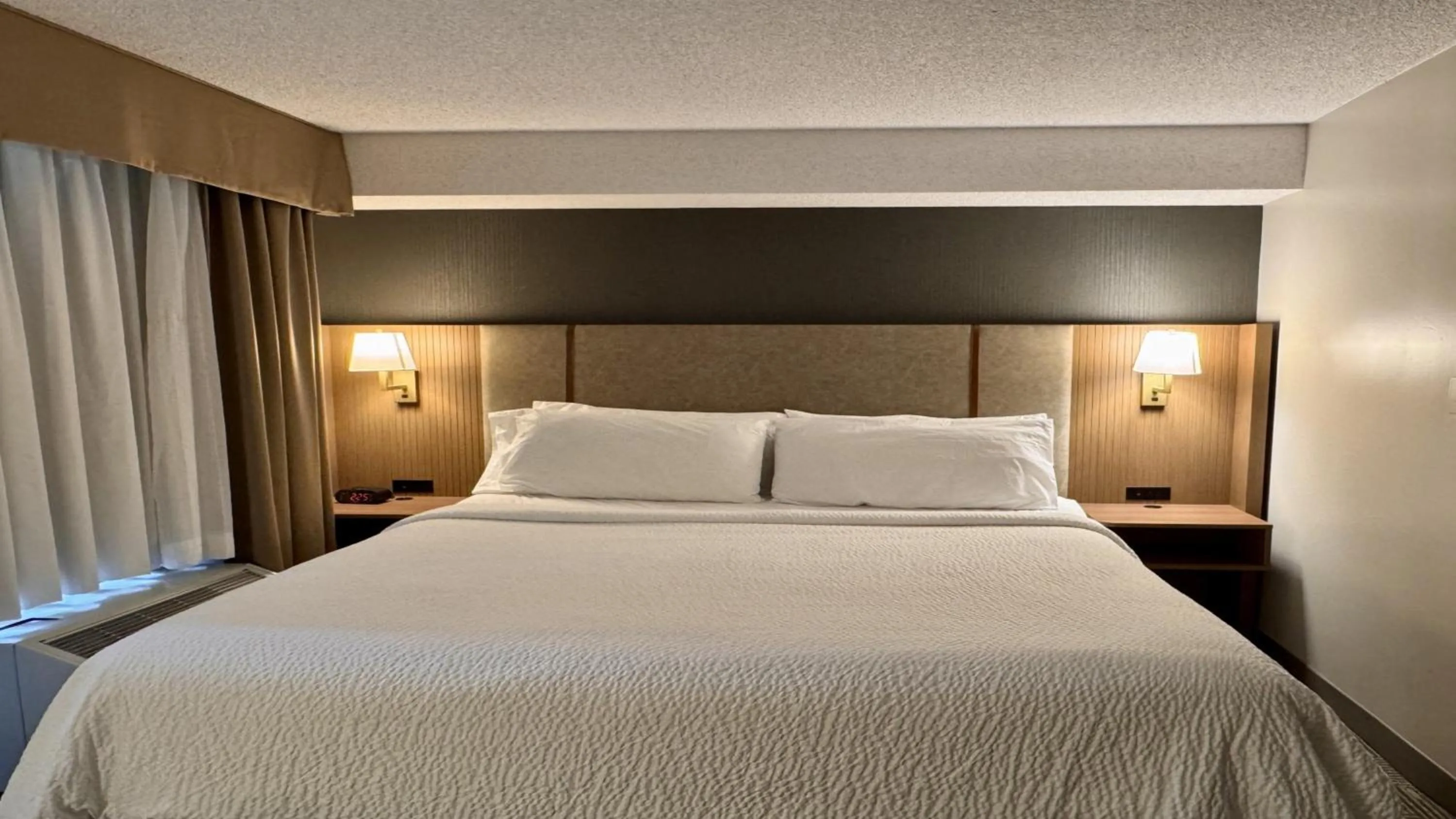 Photo of the whole room, Bed in Holiday Inn Hotel & Suites London by IHG