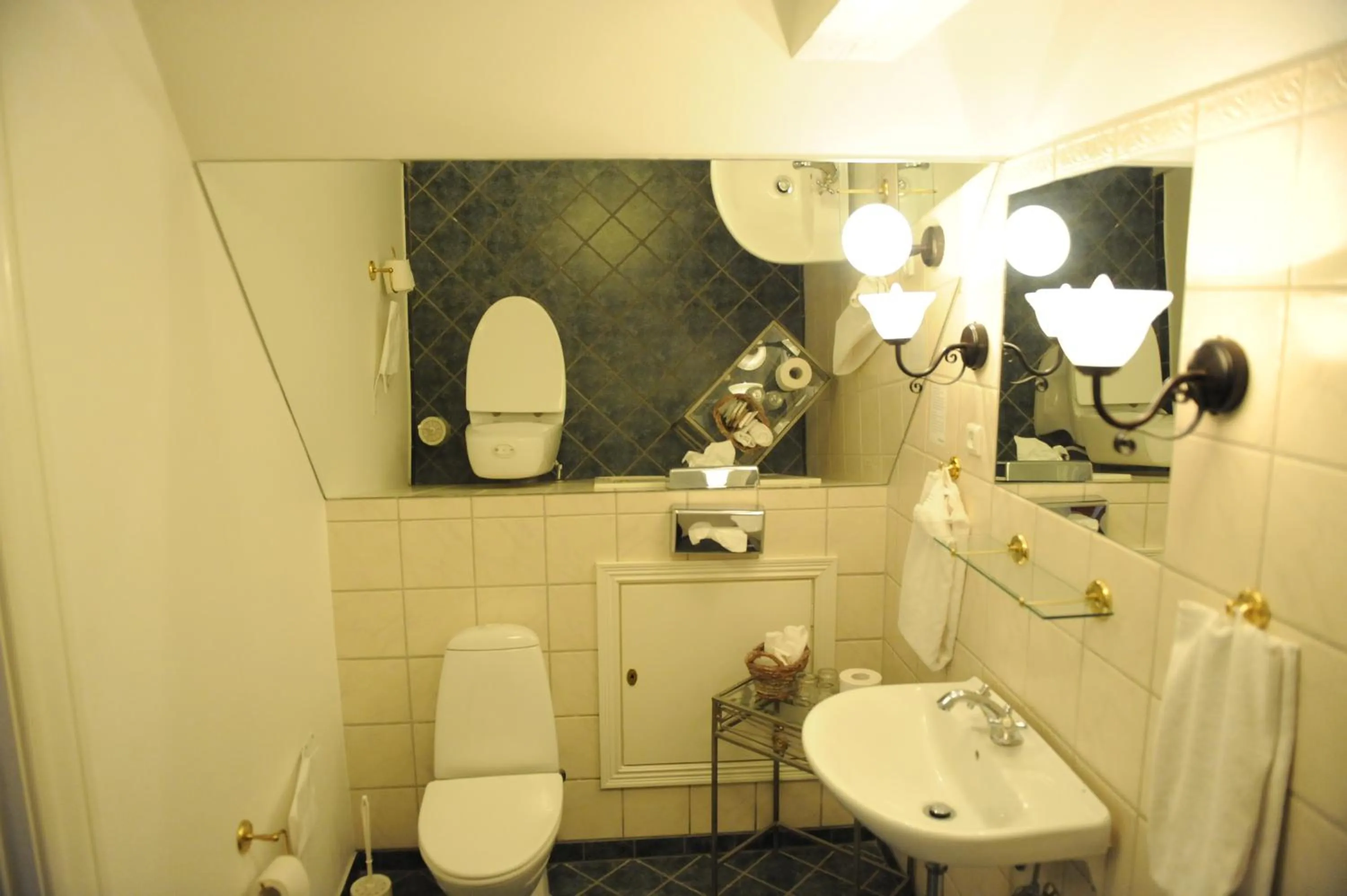 Bathroom in Tyrstrup Kro