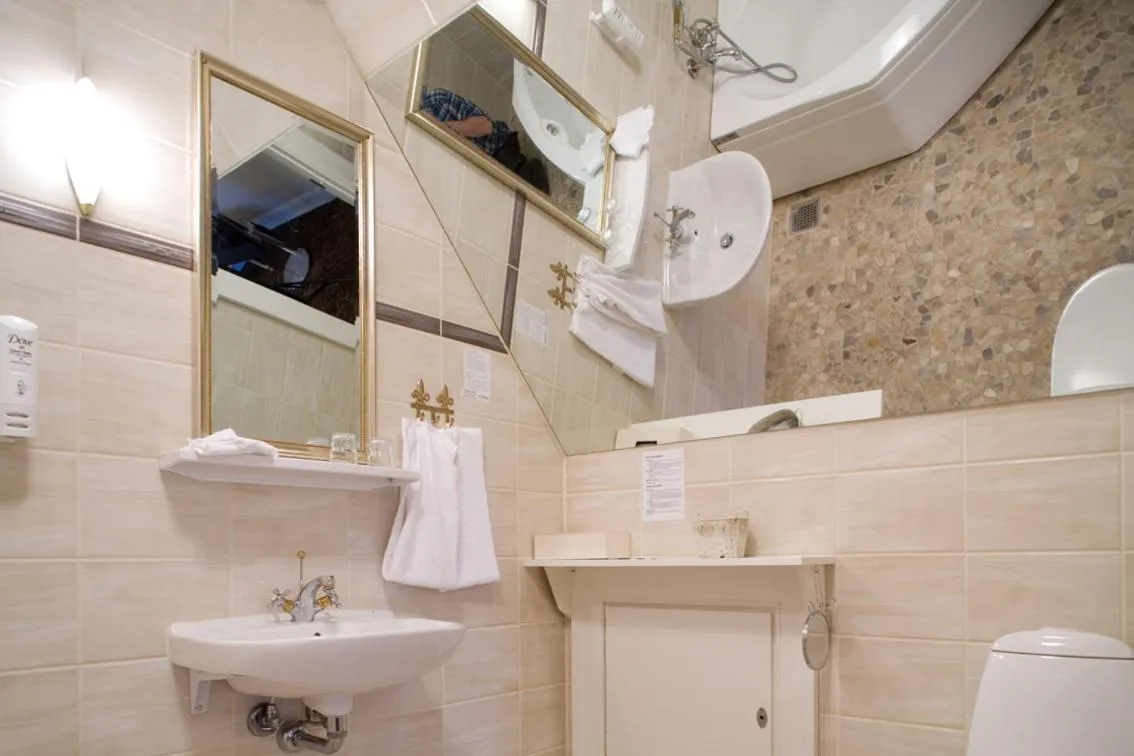 Bathroom in Tyrstrup Kro