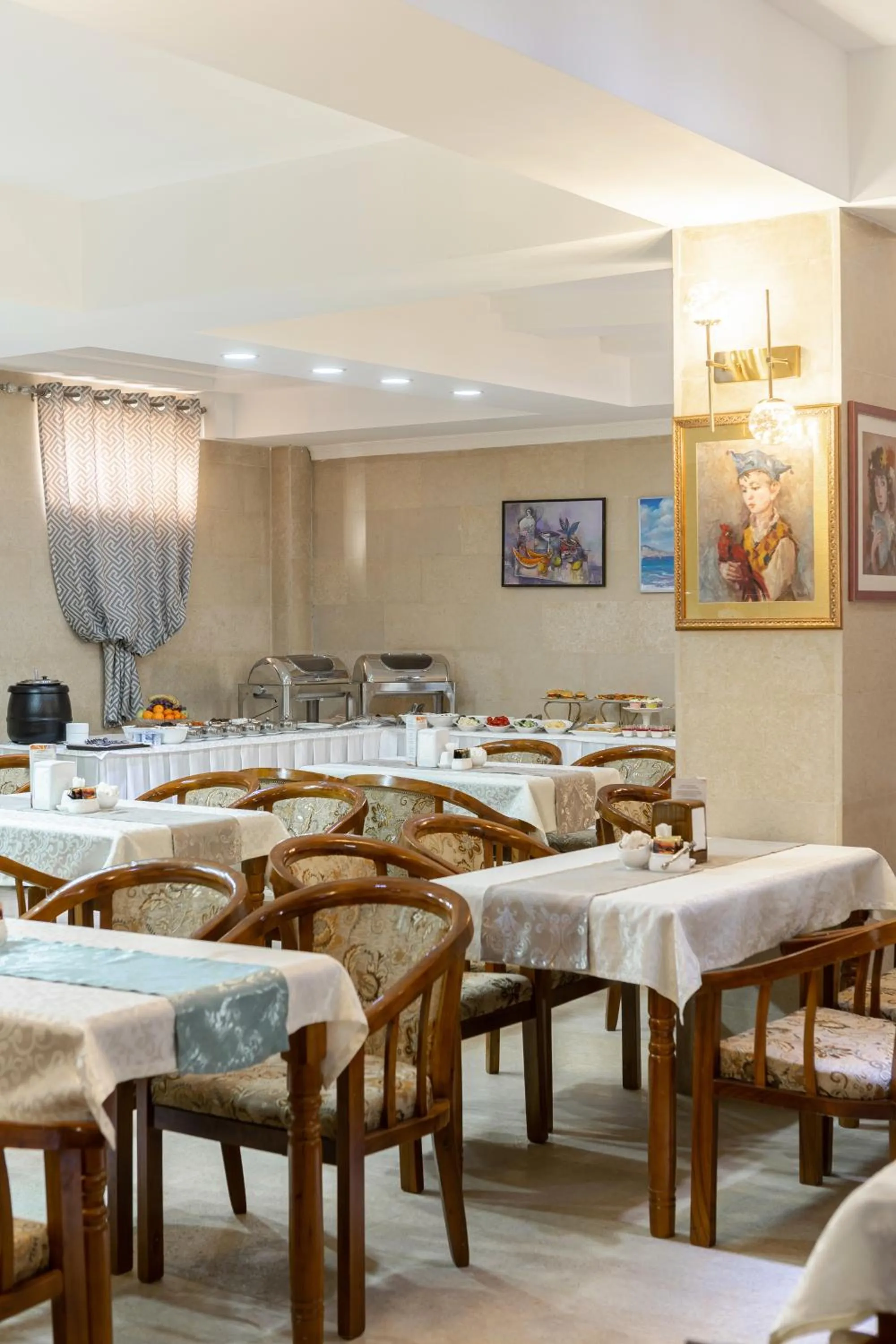 Restaurant/places to eat in Soluxe Hotel