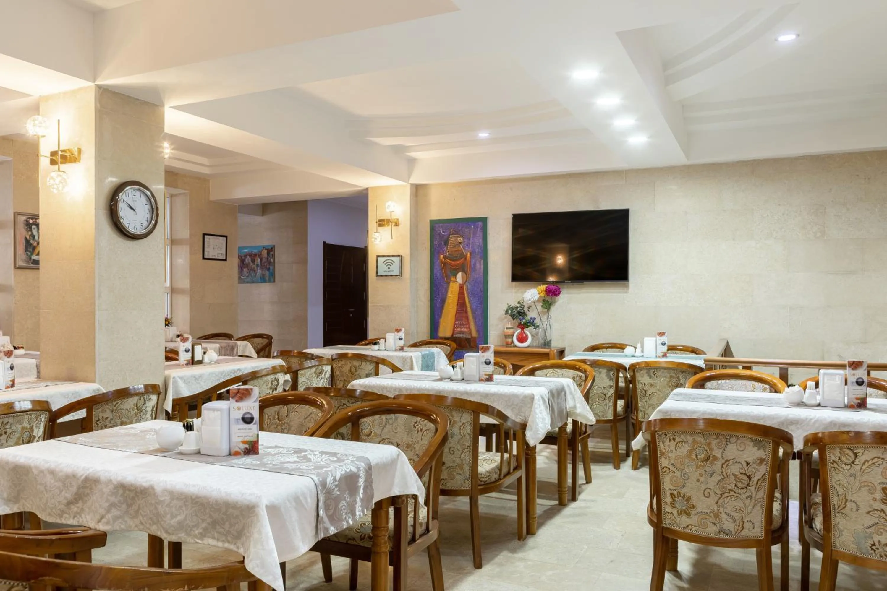 Restaurant/places to eat in Soluxe Hotel