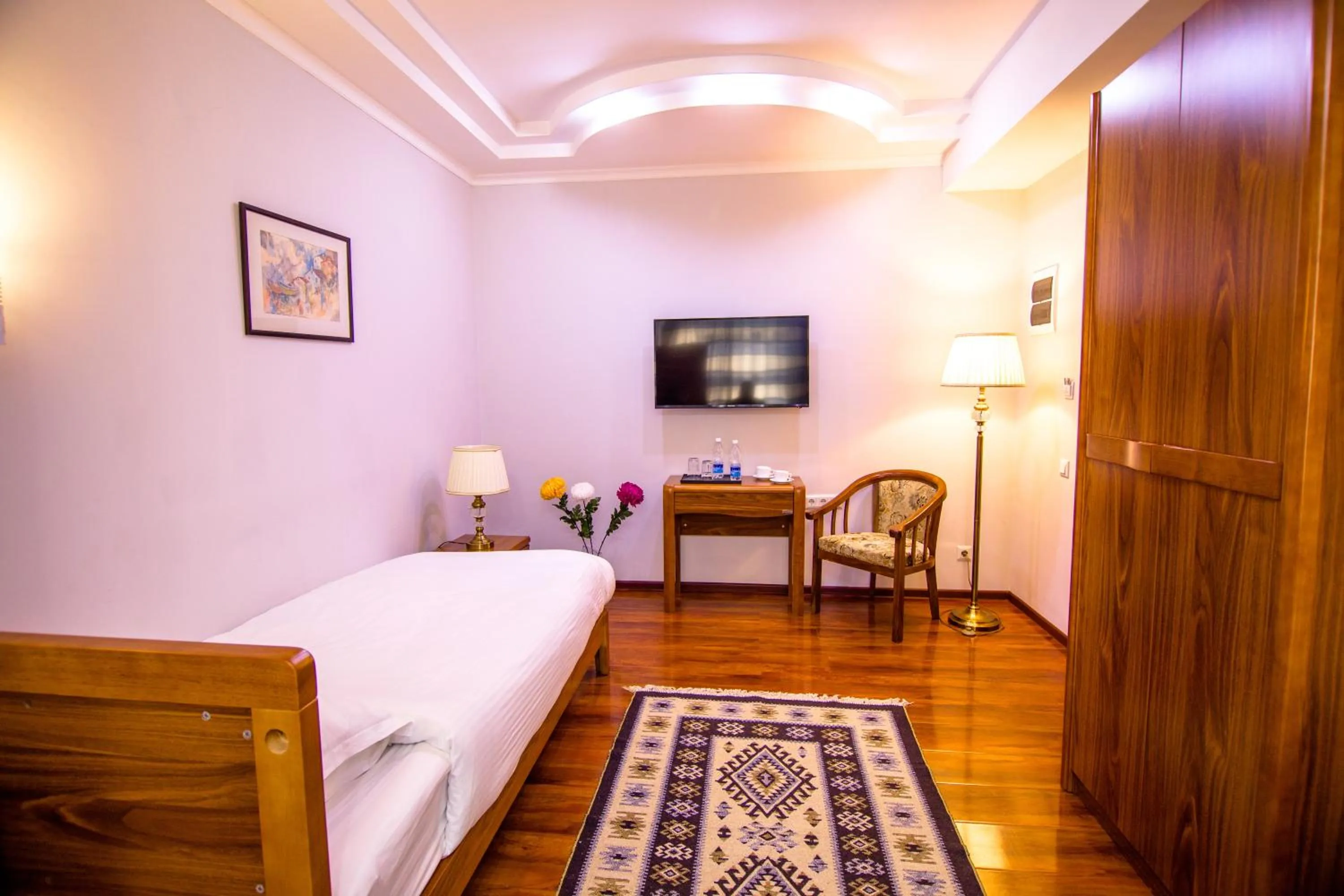 Photo of the whole room in Soluxe Hotel