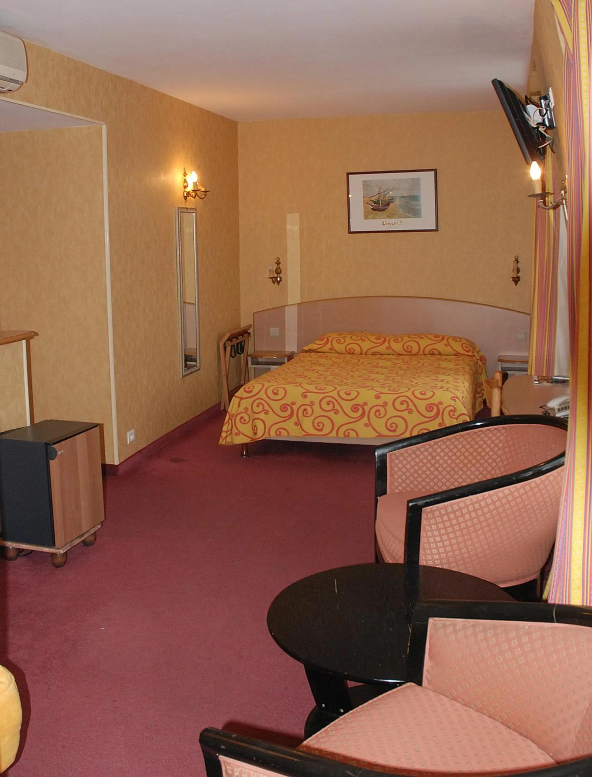 Bedroom, Bed in Hôtel Transcontinental