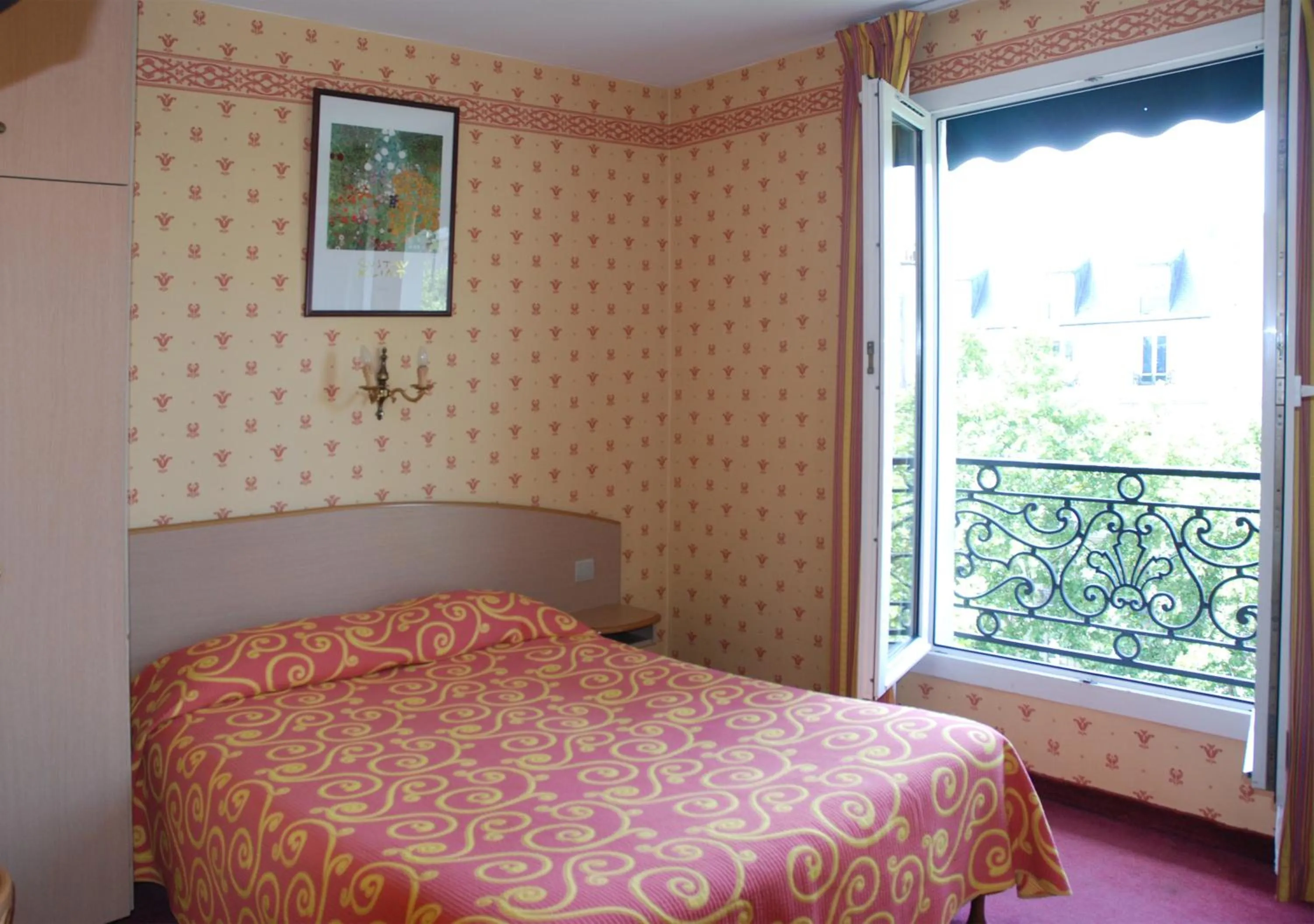 Bedroom, Bed in Hôtel Transcontinental