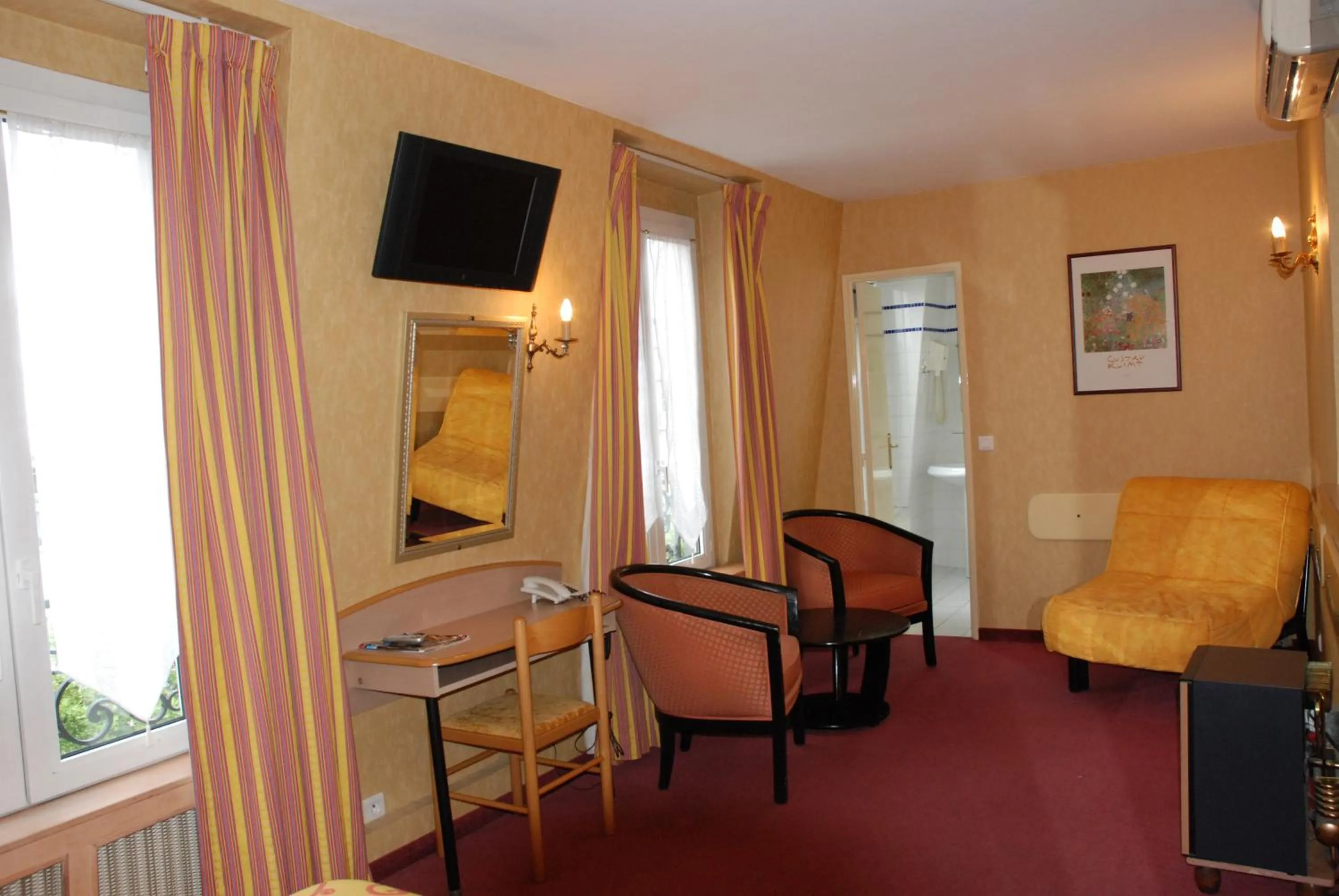 Bedroom in Hôtel Transcontinental