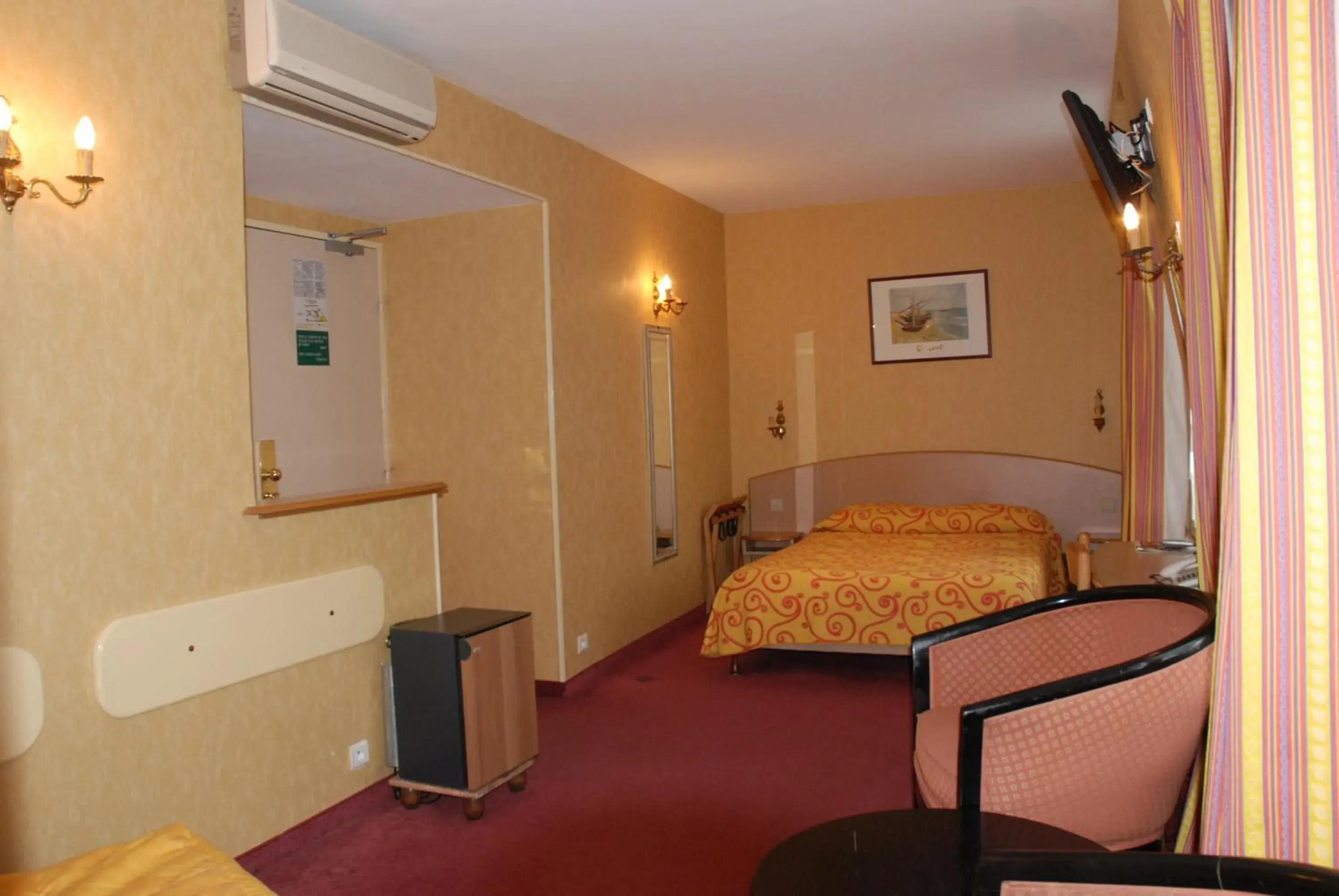 Bedroom, Bed in Hôtel Transcontinental Bedroom, Bed in Hôtel Transcontinental