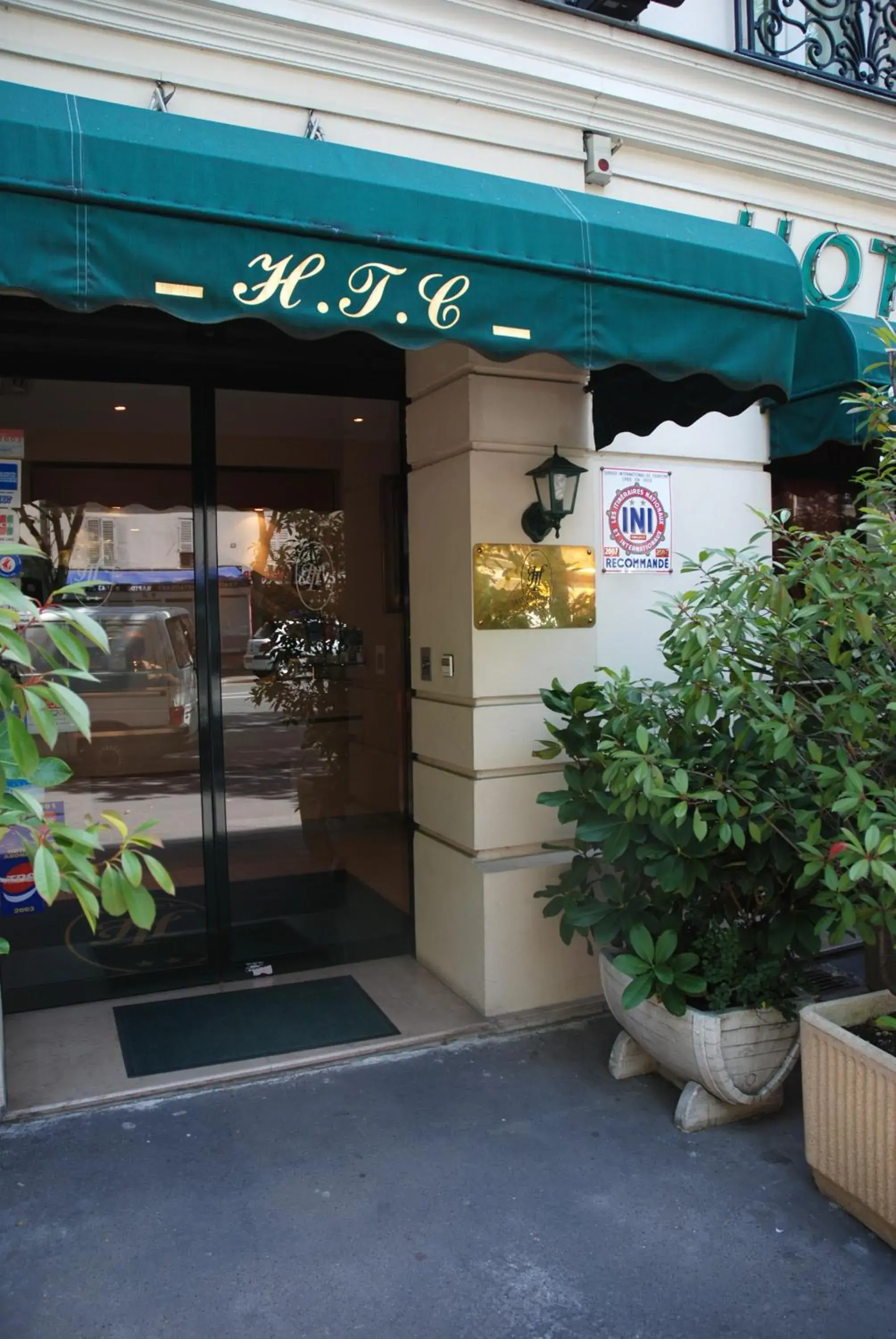 Facade/entrance in Hôtel Transcontinental Facade/entrance in Hôtel Transcontinental