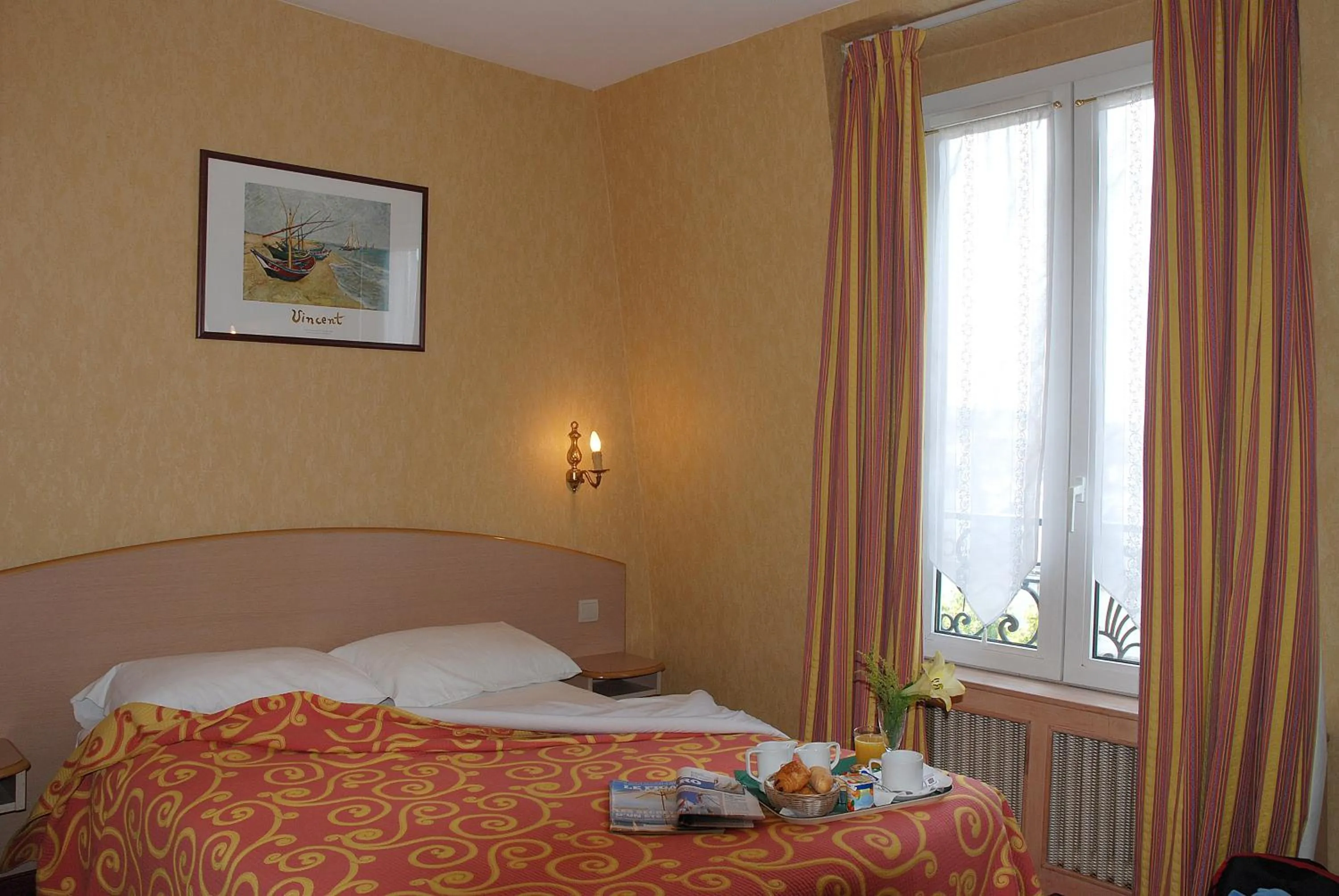 Bedroom, Bed in Hôtel Transcontinental