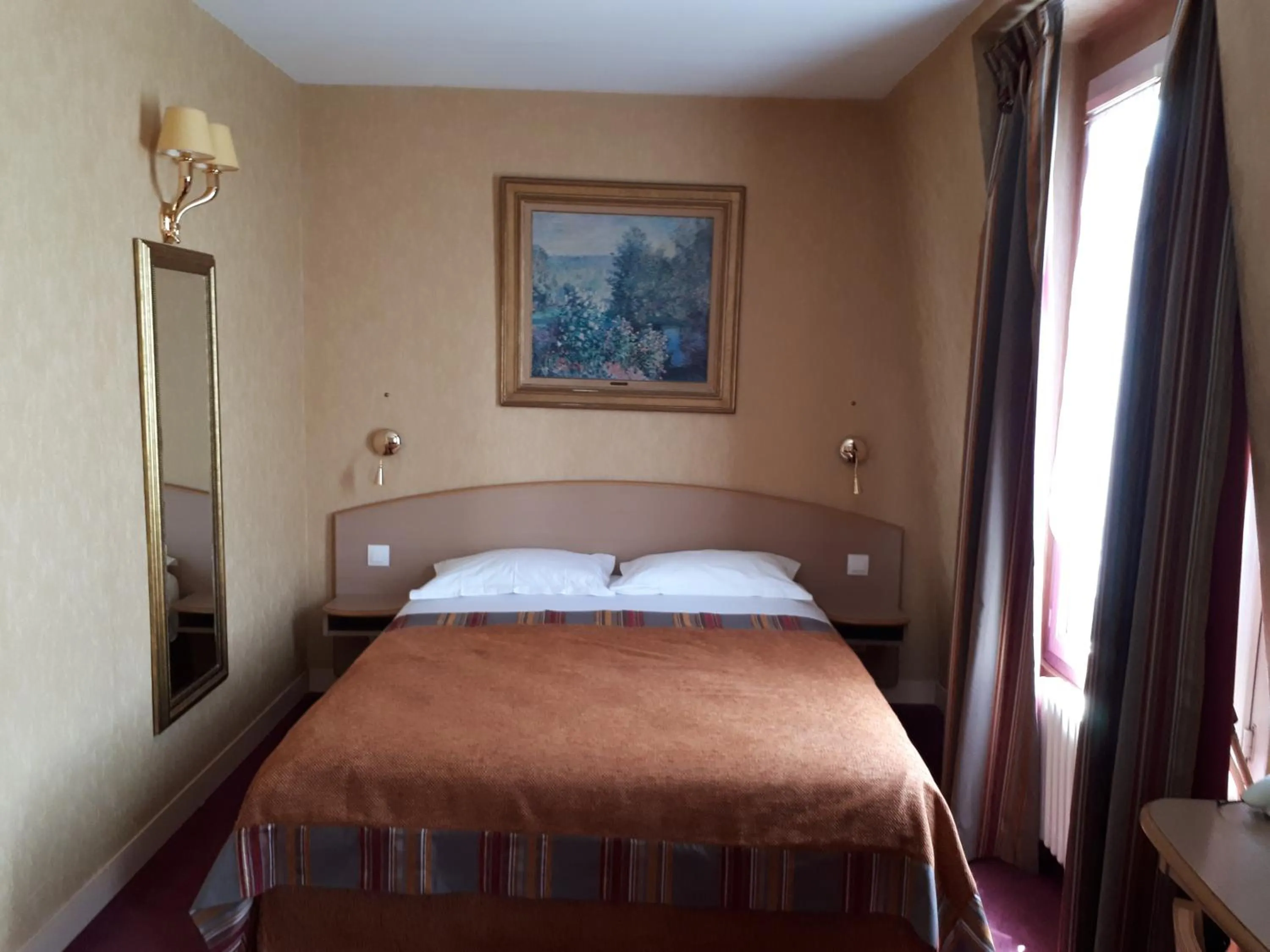 Bed in Hôtel Transcontinental