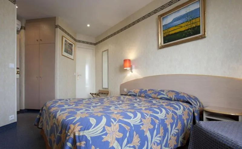 Bed in Hôtel Transcontinental