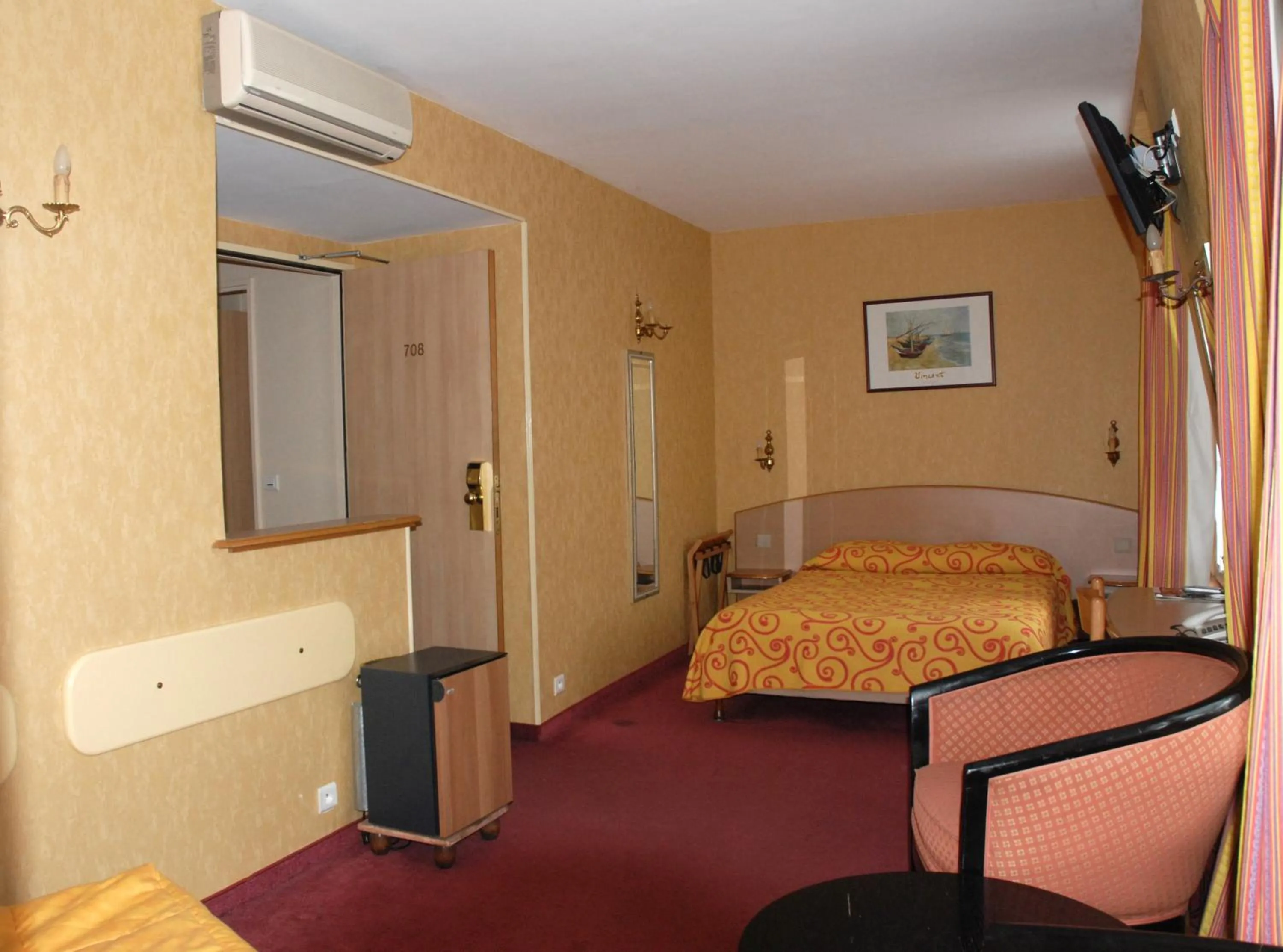 Bedroom, Bed in Hôtel Transcontinental