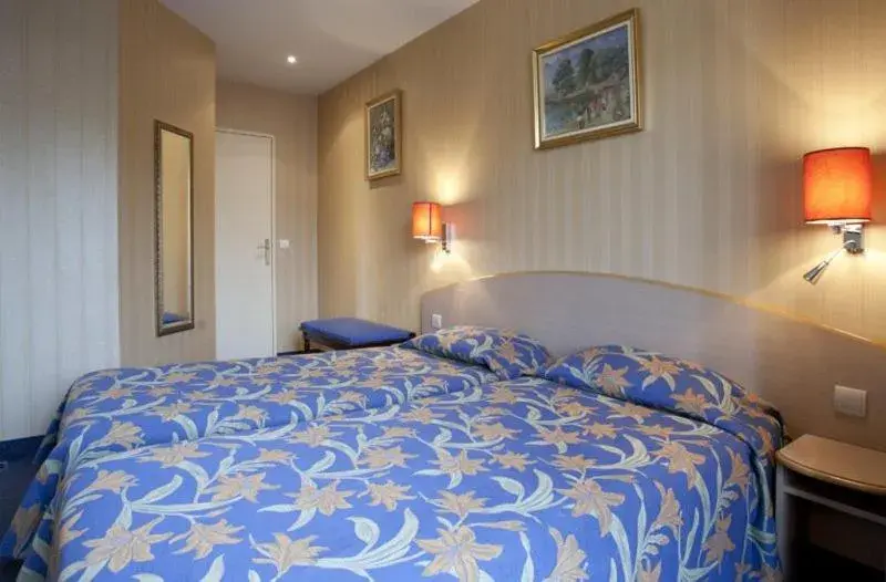 Bed in Hôtel Transcontinental Bed in Hôtel Transcontinental