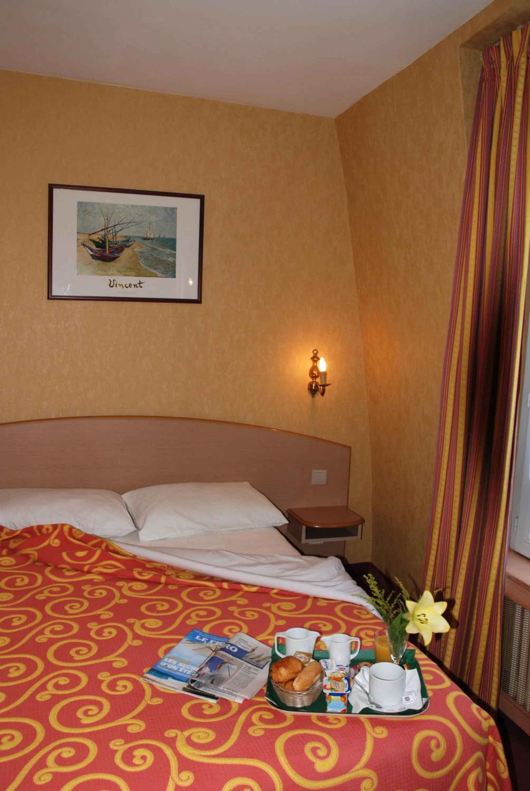 Bedroom, Bed in Hôtel Transcontinental