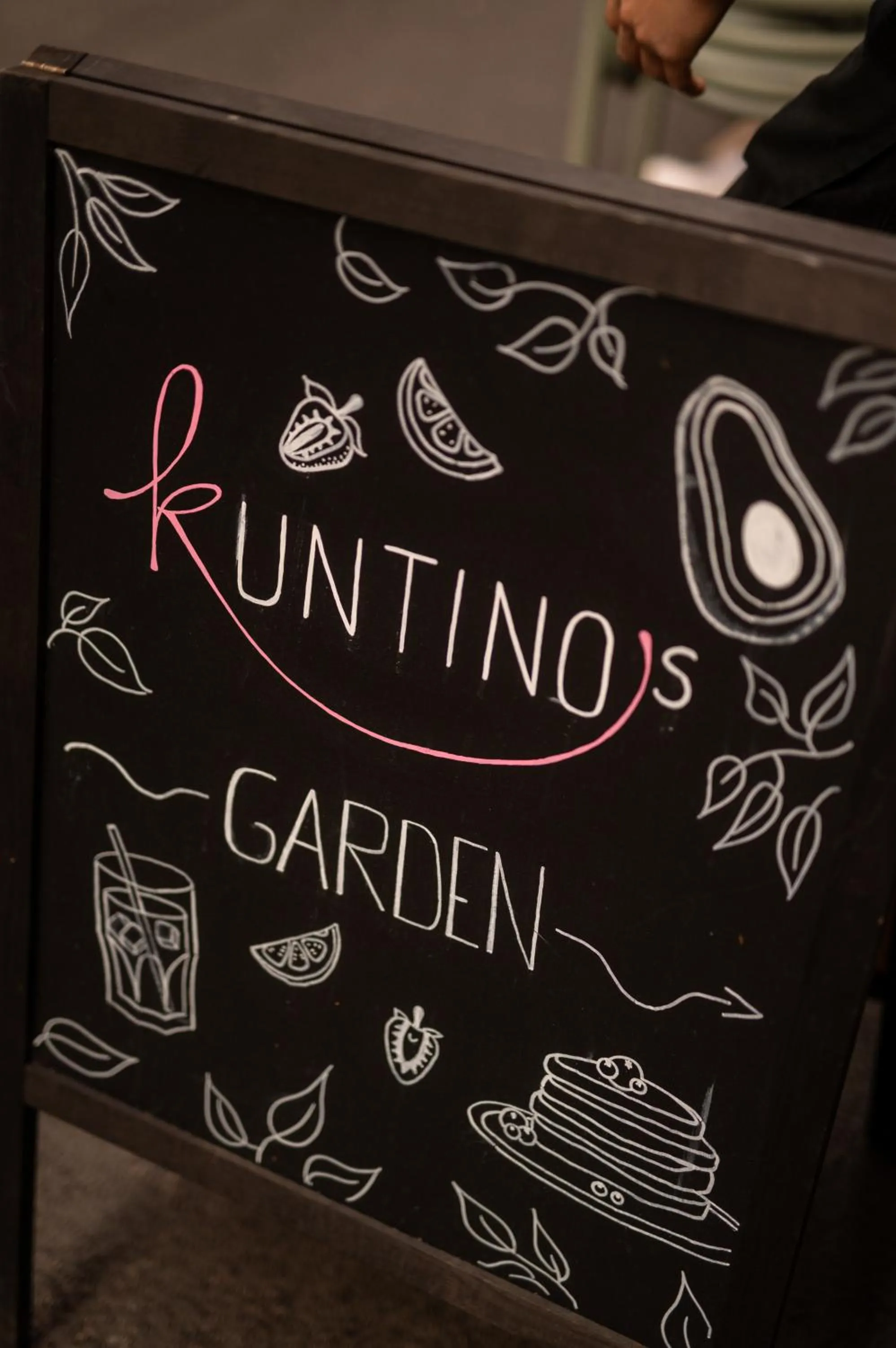 Restaurant/places to eat in Kuntino Suites