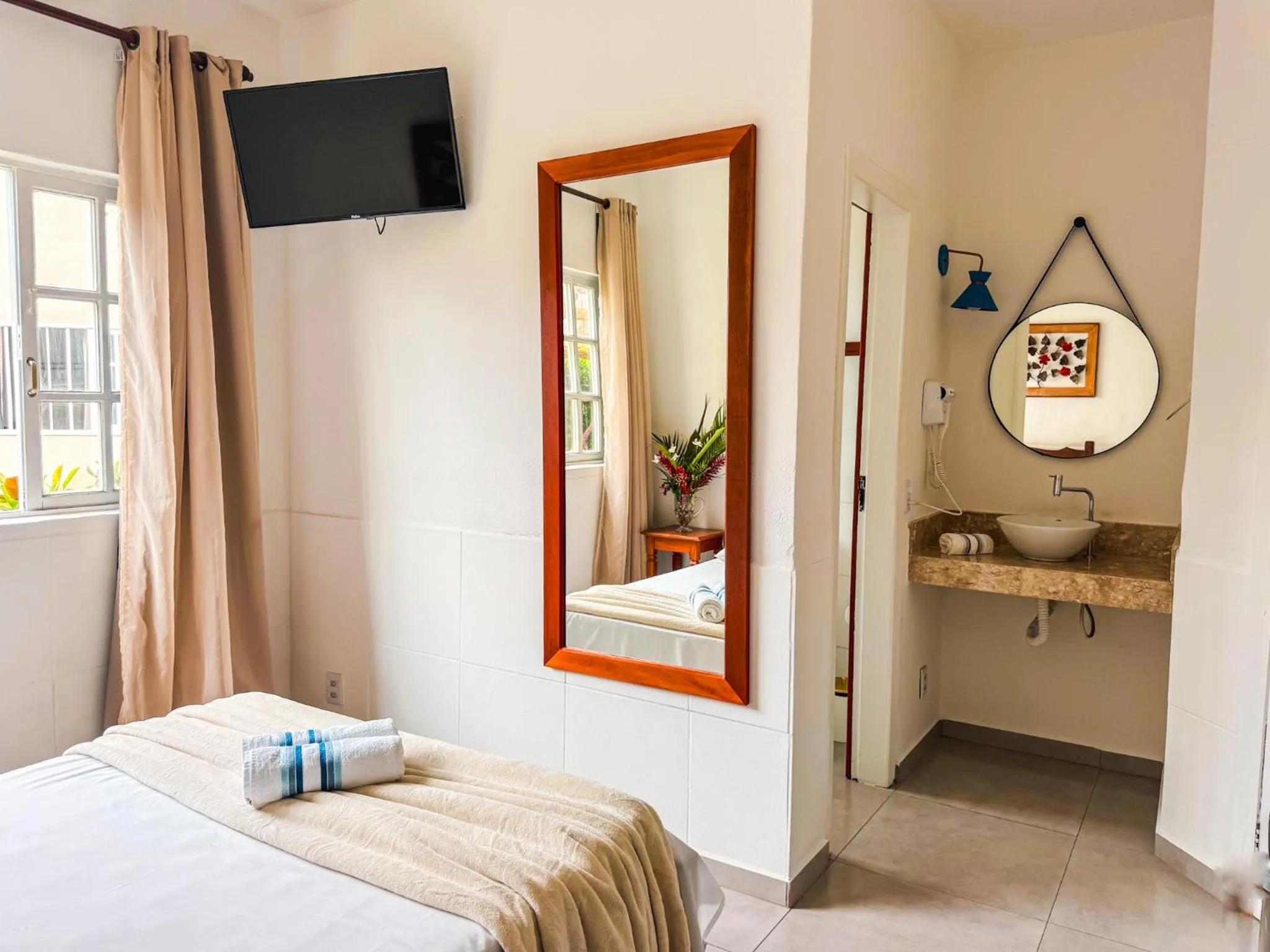 Bathroom, Bed in Pousada Portal de Paraty- COM GERADOR DE ENERGIA- SERVIREMOS UM DELICIOSO JANTAR NA NOITE DE REVEILLON 2026