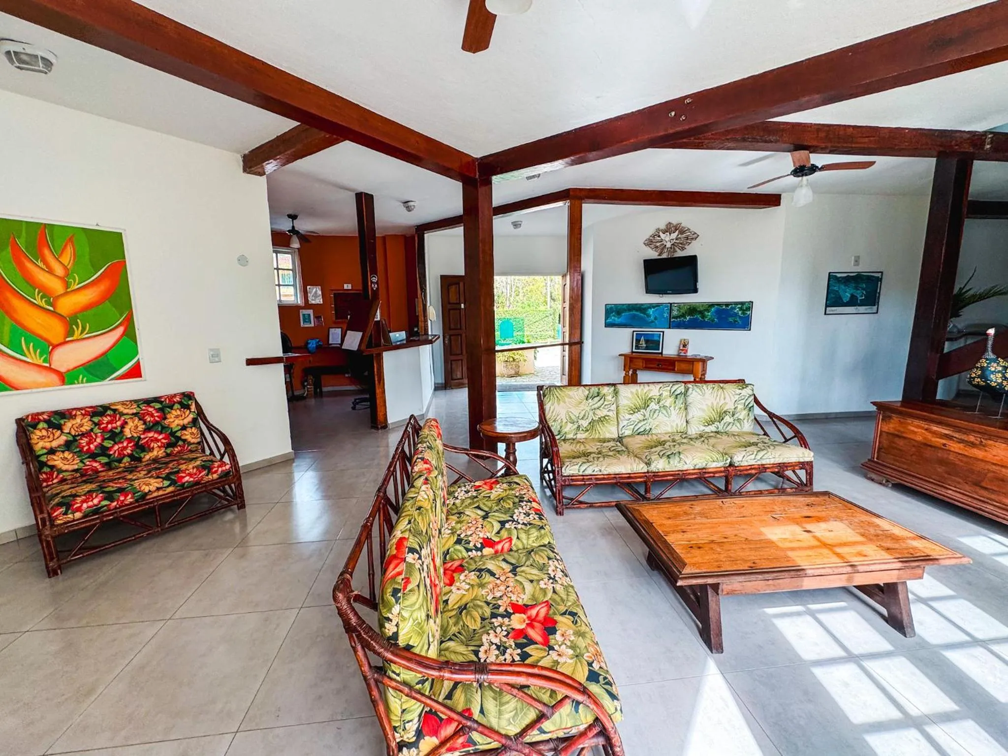 Living room in Pousada Portal de Paraty- COM GERADOR DE ENERGIA- SERVIREMOS UM DELICIOSO JANTAR NA NOITE DE REVEILLON 2026