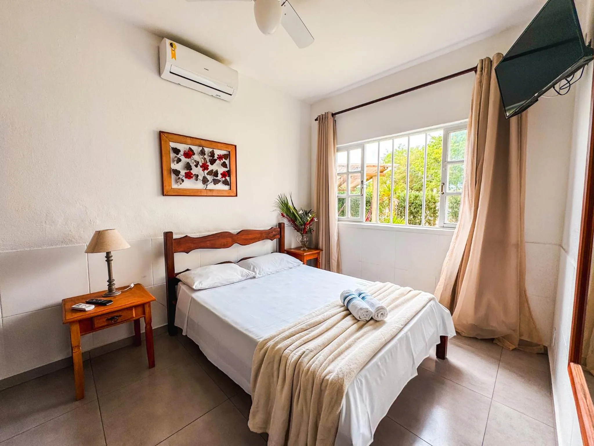 View (from property/room), Bed in Pousada Portal de Paraty- COM GERADOR DE ENERGIA- SERVIREMOS UM DELICIOSO JANTAR NA NOITE DE REVEILLON 2026