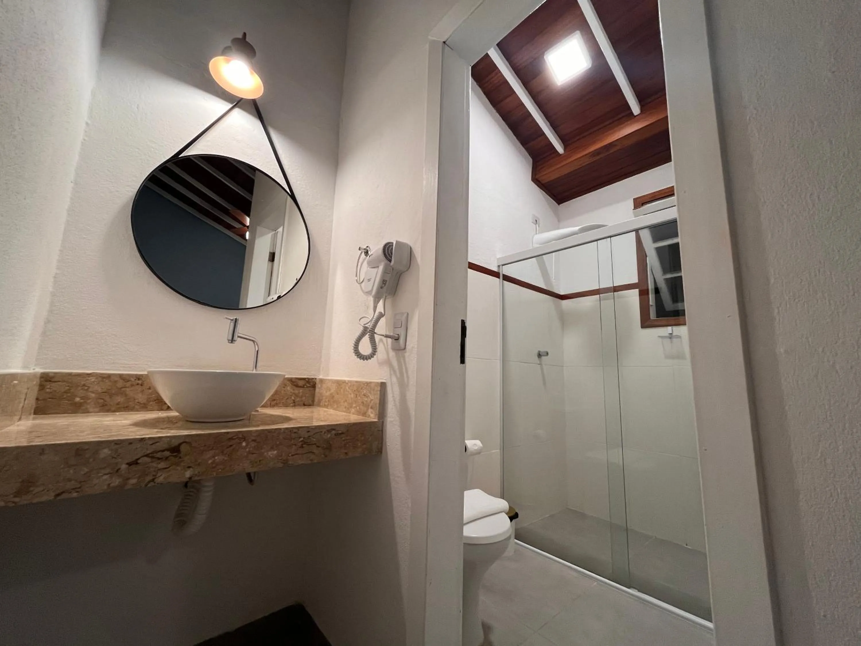 Shower in Pousada Portal de Paraty- COM GERADOR DE ENERGIA- SERVIREMOS UM DELICIOSO JANTAR NA NOITE DE REVEILLON 2026